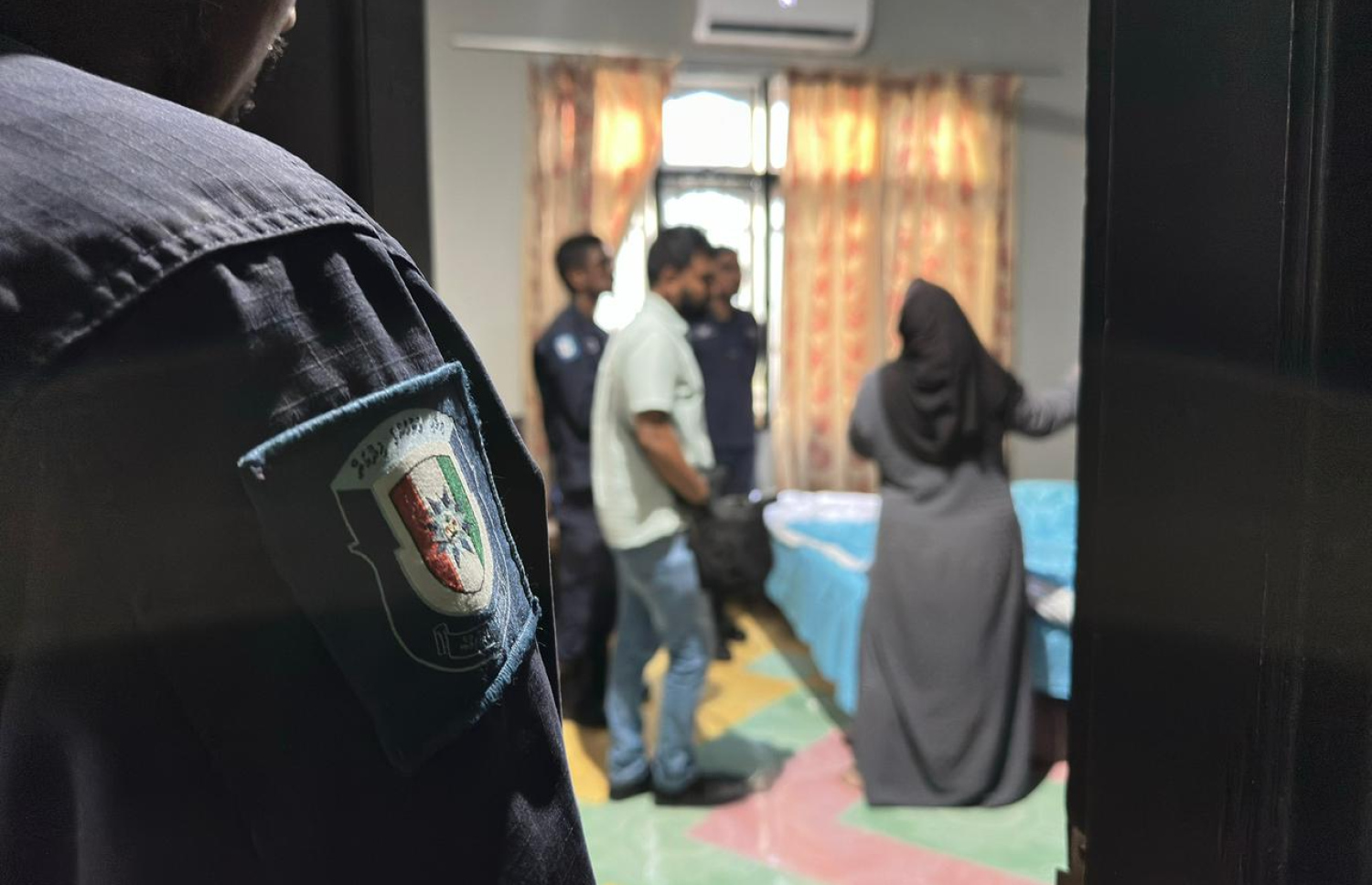 ޑްރަގު ނެޓްވޯކެއްގެ މައްސަލާގައި މާލެ އާއި ގއ. އަތޮޅުގައި ކުރިއަށް ގެންދާ އޮޕަރޭޝަނުގައި ގެއެއްގެ ކޮޓަރި ބަލައިފާސްކުރަނީ. -- ފޮޓޯ: ޕޮލިސް