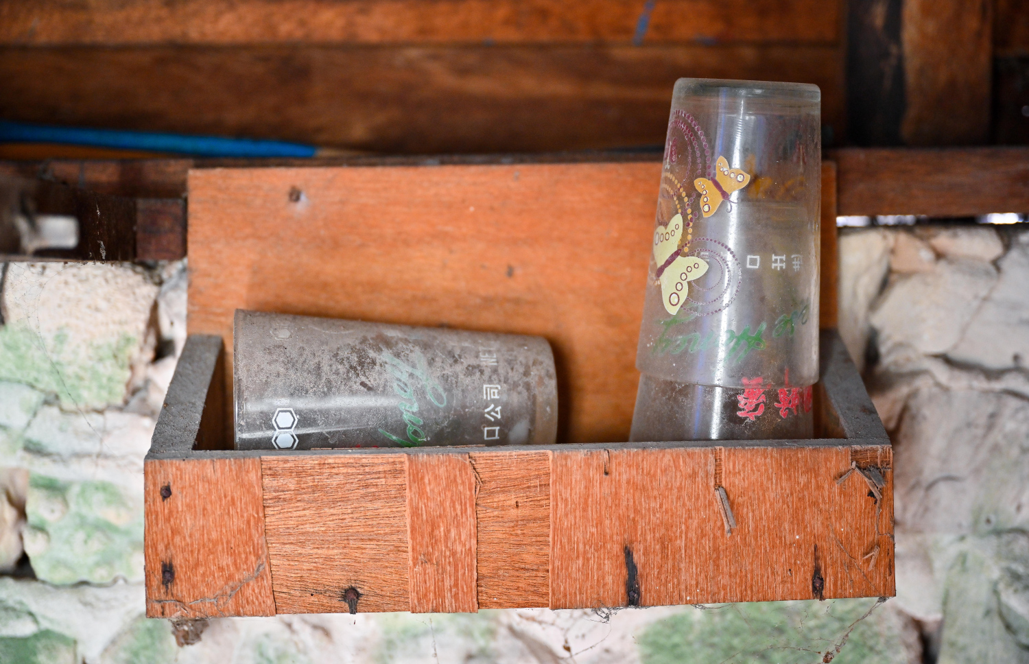 ކުޅުދުއްފުށީ ތަރިޖެހިގޭގައި ބަހައްޓާފައި ހުރި ކުރީގެ ފެންބޯ ތަށިތަކެއް: މި ތަށިތައް އެ ގޭގައި ބޭނުން ކުރާތާ އެތައް އަހަރެއް ވަނީ ވެފައި.-- ފޮޓޯ: ފަޔާޒު މޫސާ | މިހާރު