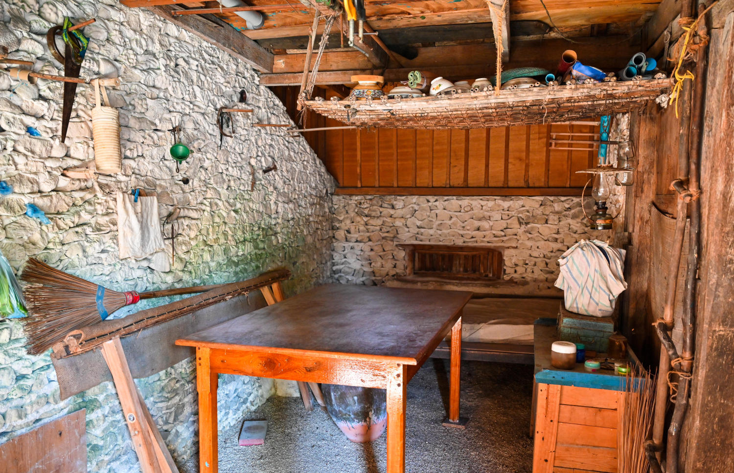 ކުޅުދުއްފުށީ ތަރިޖެހިގެ: އެ ގެއަށް ގަރުނެއްހާ ދުވަސް ވެފައިވާއިރު، އަދިވެސް ފެންނަން ހުރީ ކުރީ ޒަމާނުގެ ދިރިއުޅުމުގެ ވައްޓަފާޅި އާއި އެ ޒަމާނުގައި ހިފާ ގެންގުޅުނު ތަކެތި.-- ފޮޓޯ: ފަޔާޒު މޫސާ | މިހާރު