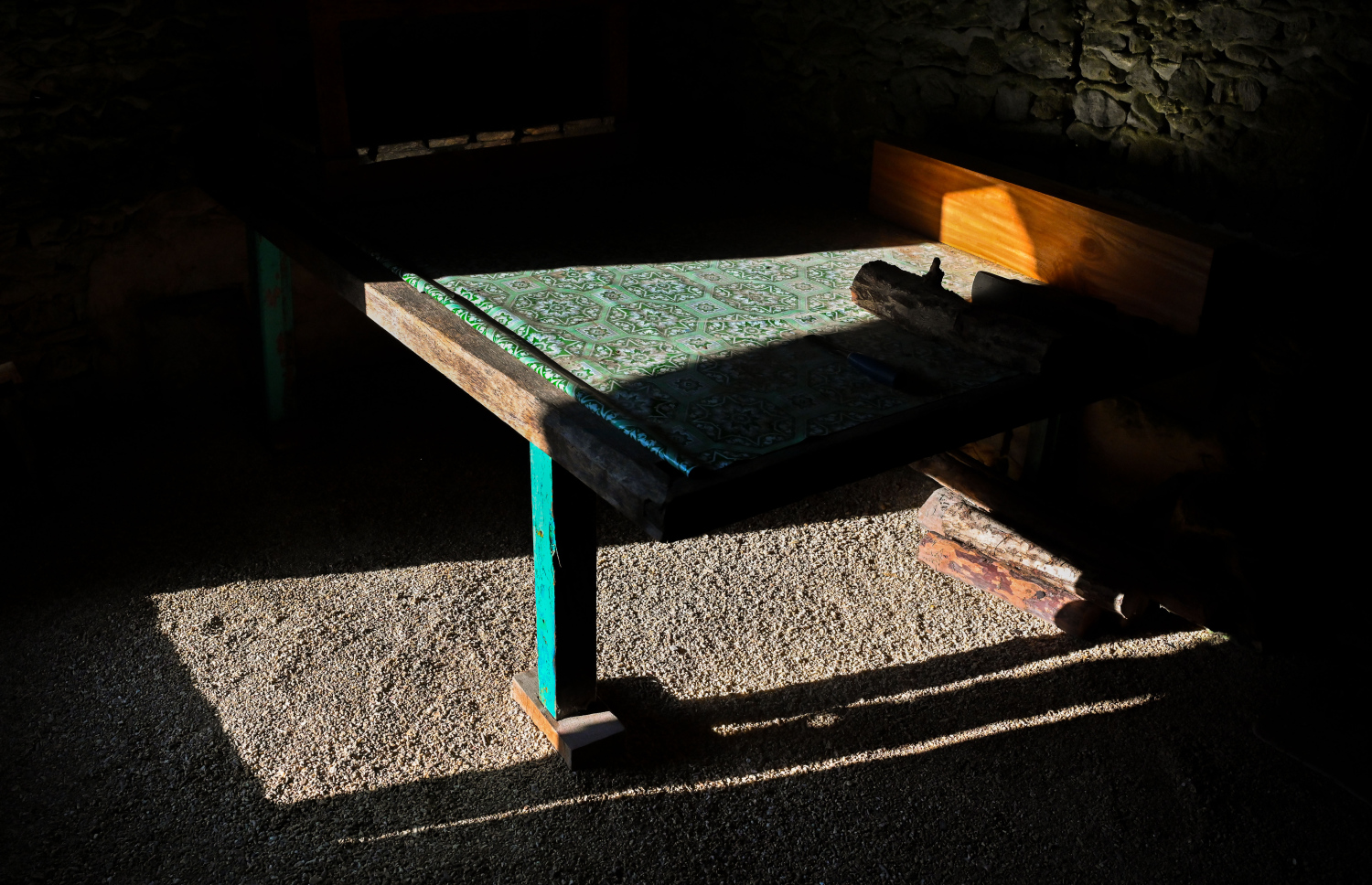 ތަރިޖެހިގޭގައި އަލިބެ އާންމުކޮށް އިށީނދެ އުޅުމަށާއި މަސައްކަތް ކުރަން ބޭނުންކޮށް އުޅޭ ބޮޑުއަށި: މި ގެއަށް ގަރުނަކަށް ވުރެ ގިނަ ދުވަސް ވަނީ ވެފައި.-- ފޮޓޯ: ފަޔާޒު މޫސާ | މިހާރު