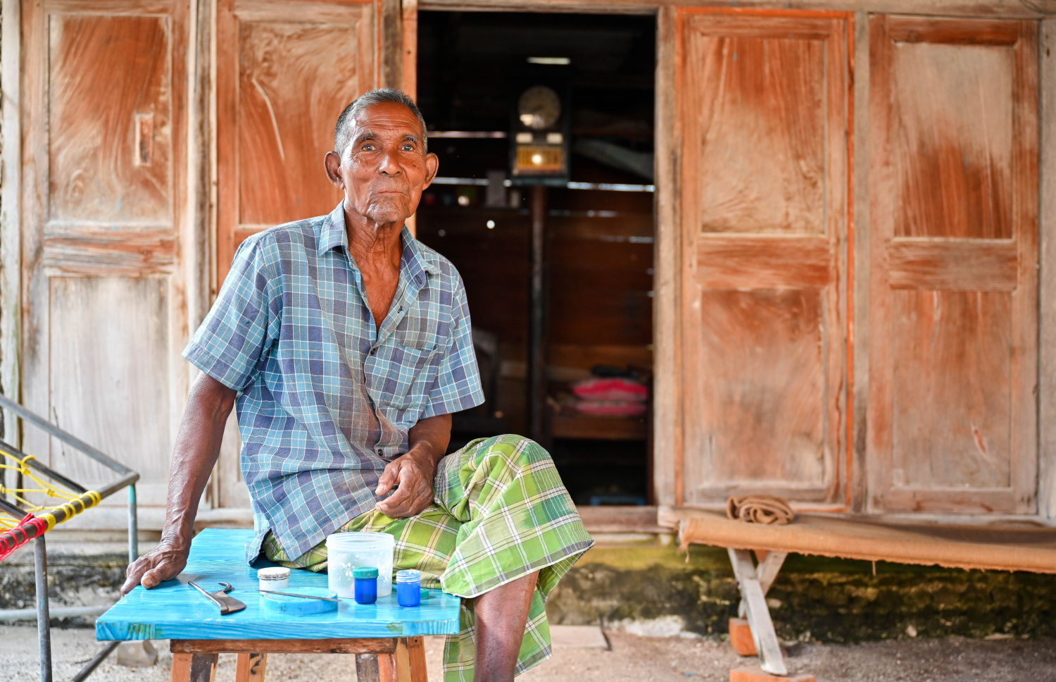 ތަރިޖެހި ގޭގެ ފެންޑާގައި ހުރި ކުޑަ އަށްޓެއްގައި އަލިބެ ދުފާލަން މަޑުކޮށްލައިގެން: އެ ގޭގައި އެކަނި ދިރިއުޅެން ޖެހުނު ނަމަވެސް، އަލިބެއަށް އެއީ މައިންބަފައިންގެ ހަނދާންތަކާ އެކު ހިތްހަމަޖެހުން ލިބޭ ކަމެއް.-- ފޮޓޯ: ފަޔާޒު މޫސާ | މިހާރު