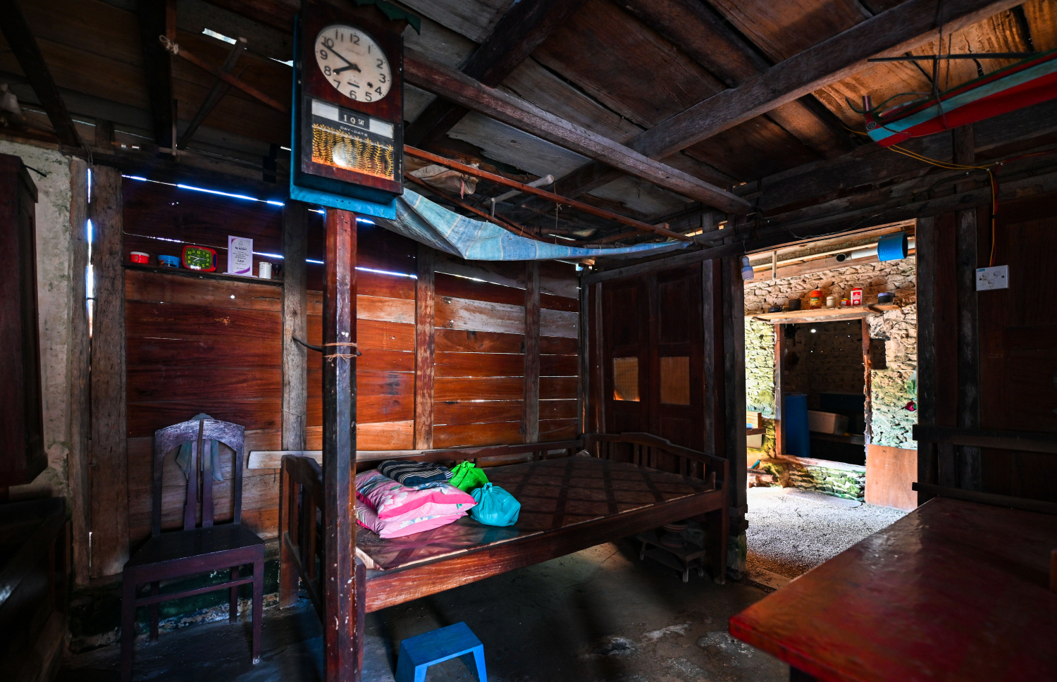 ތަރިޖެހިގޭގައި އަލިބެ ނިދުމަށް ބޭނުންކޮށް އުޅުނު އެނދު: އެ ގެ އަދިވެސް ހުރީ އޭނާގެ މައިންބަފައިން ޒަމާނުގައި ހުރި ގޮތަށް އެއްވެސް ބަދަލެއް ނުގެނެސް.-- ފޮޓޯ: ފަޔާޒު މޫސާ | މިހާރު