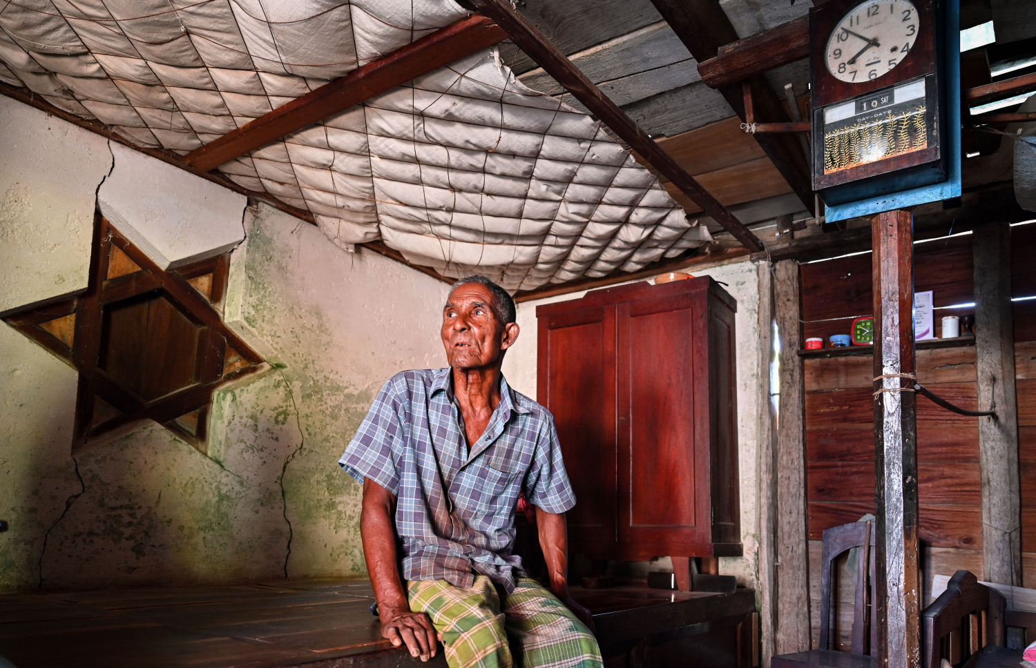 ތަރިޖެހިގޭގެ ބޮޑުއަށި މަތީ އަލިބެ އިށީނދެލައިގެން: އެ ގެއަށް ބަދަލުތައް ގެނައުމަކީ އަލިބެ ހިތްއެދޭ ކަމެއް ނޫން.-- ފޮޓޯ: ފަޔާޒު މޫސާ | މިހާރު