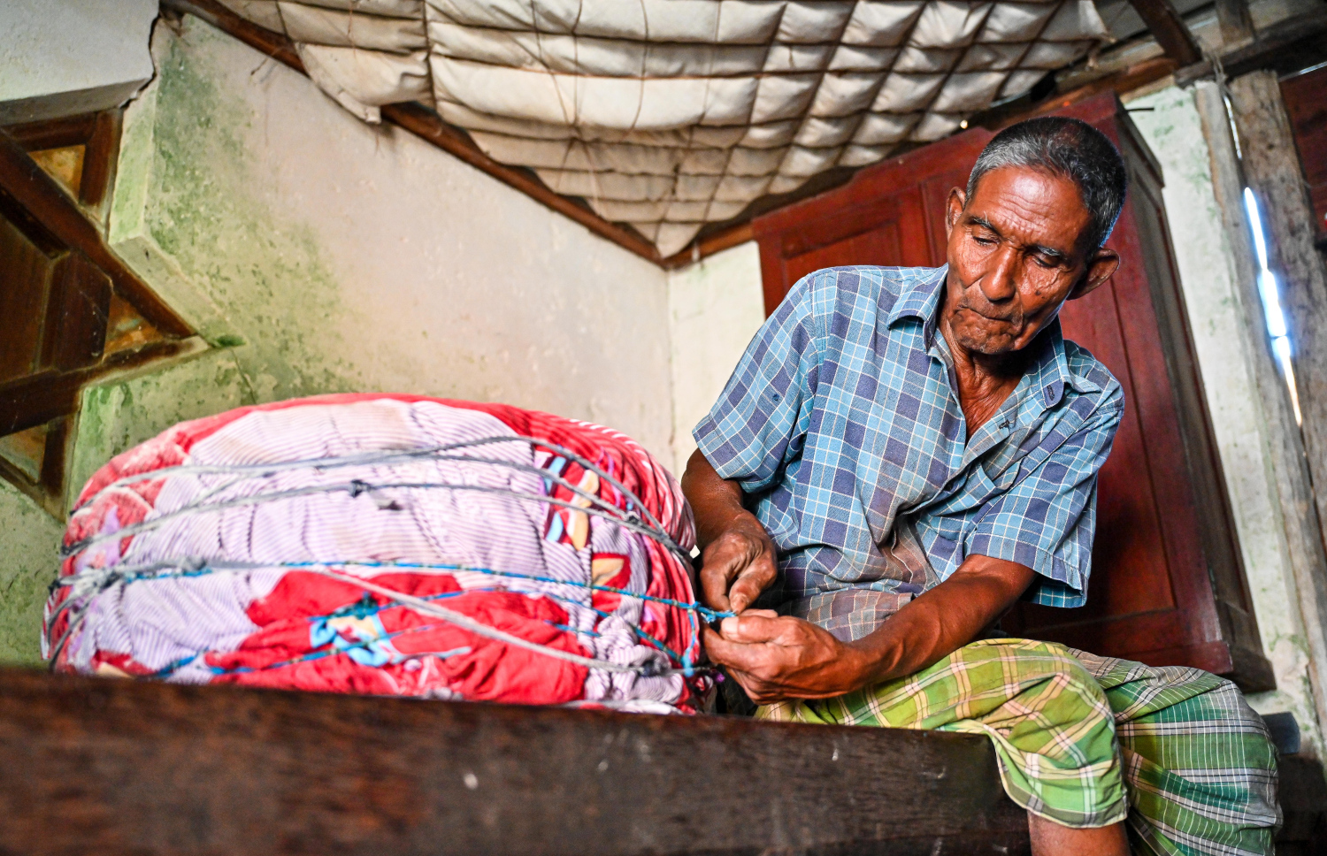 ތަރިޖެހިގޭގެ ބޮޑުއަށި މަތީ އަލިބެ މަސައްކަތެއްގައި: އޭނާގެ މުޅި ހަޔާތް ހޭދަކޮށްފައި ވަނީ މި ގޭގައި އެކަނިވެރިކަމާ އެކު.-- ފޮޓޯ: ފަޔާޒު މޫސާ | މިހާރު