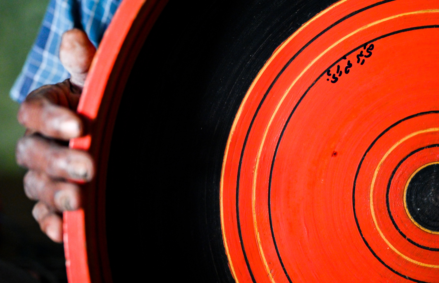 ތަރިޖެހިގޭގައި ހުރި ޒަމާންވީ މަލާފާތެއް އަލިބެ ދައްކާލަނީ: އެ މަލާފަތަކީ އޭނާގެ މައިންބަފައިންގެ ޒަމާނުގައި ވެސް ގެންގުޅުނު އެއްޗެއް.-- ފޮޓޯ: ފަޔާޒު މޫސާ | މިހާރު