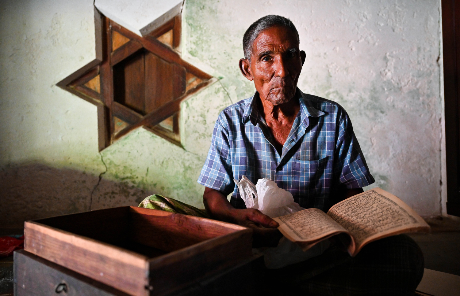 ތަރިޖެހިގޭގައި ރައްކާކޮށްފައި ހުރި ދުވަސްވީ ބައެއް ތަކެތި އަލިބެ ދައްކާލަނީ: އެ ތަނުގައި ގަރުނަކަށްވީ ގިނަ ދުވަސްވީ ތަކެތި އެބަހުރި.-- ފޮޓޯ: ފަޔާޒު މޫސާ | މިހާރު