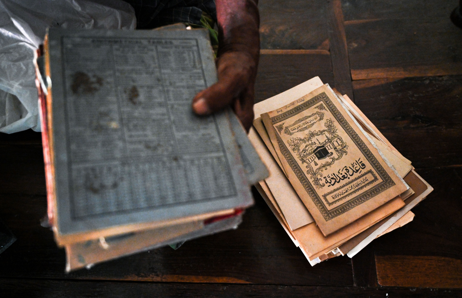 ތަރިޖެހިގޭގައި ރައްކާކޮށްފައި ހުރި ދުވަސްވީ ބައެއް ތަކެތި އަލިބެ ދައްކާލަނީ: އެ ތަނުގައި ގަރުނަކަށްވީ ގިނަ ދުވަސްވީ ތަކެތި އެބަހުރި.-- ފޮޓޯ: ފަޔާޒު މޫސާ | މިހާރު