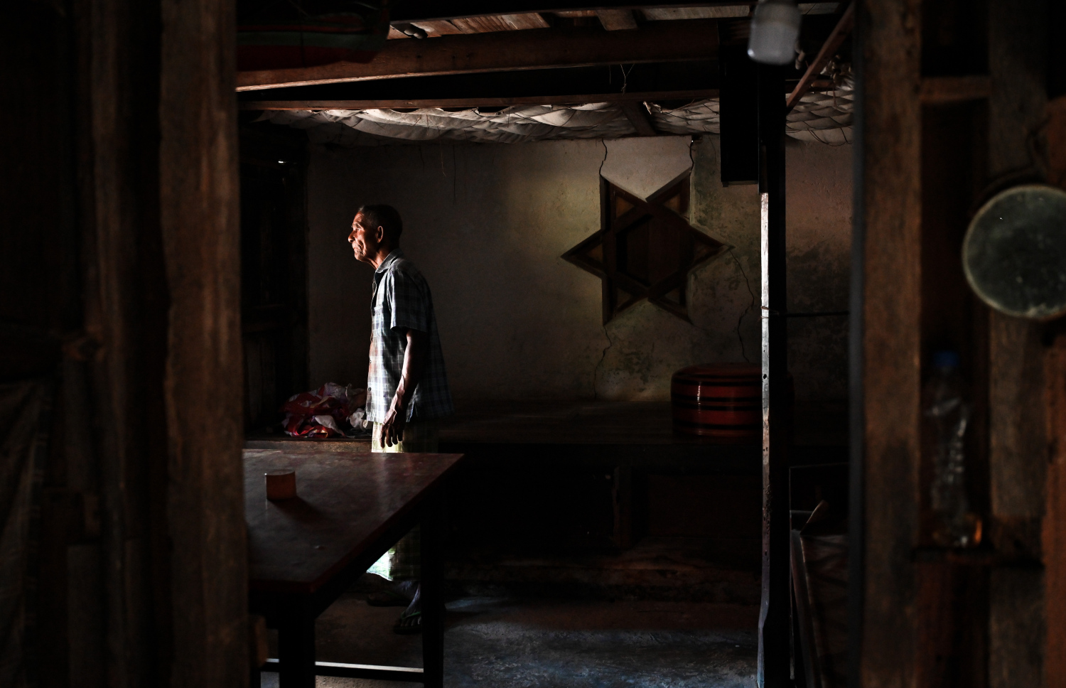 ތަރިޖެހިގޭގެ ތެރޭގައި އަލިބެ މަޑުކޮށްލައިގެން: އެ ގެއަށް ބަދަލެއް ގެންނަން އަލިބެ ބޭނުން ނުވަނީ އޭނާގެ މައިންބަފައިންގެ ހަނދާންތަކާ ދުރަށް ދާން ބޭނުން ނުވާތީ.-- ފޮޓޯ: ފަޔާޒު މޫސާ | މިހާރު