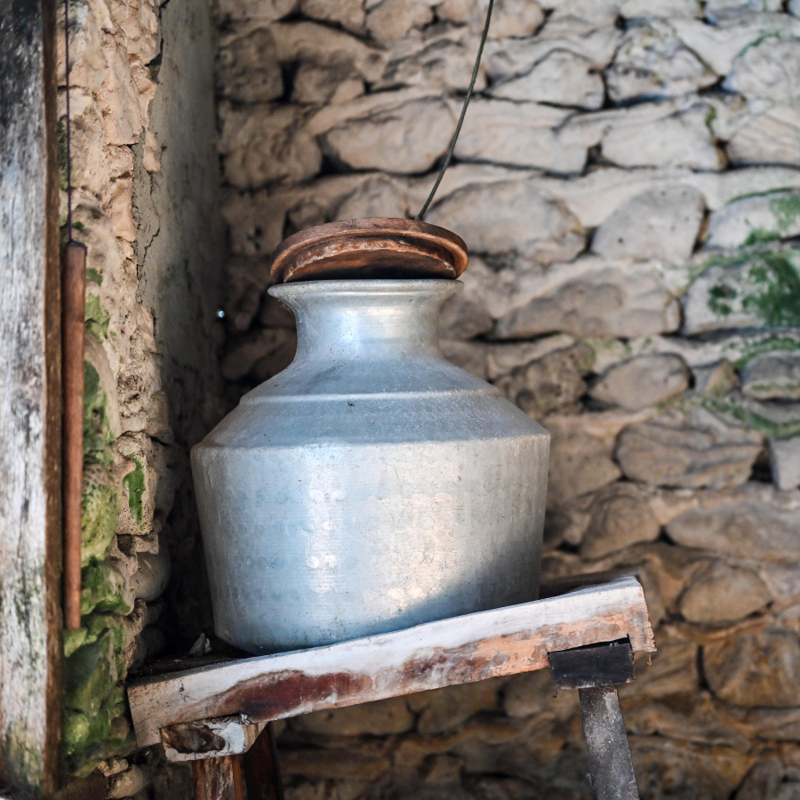 ބޯފެން އަޅަން ގެންގުޅުނު ބަޑިޔަލެއް: އެފަދަ ޒަމާންވީ ވަރަށް ގިނަ ތަކެތި ތަރިޖެހިގޭގައި އެބަހުރި.-- ފޮޓޯ: ފަޔާޒު މޫސާ | މިހާރު