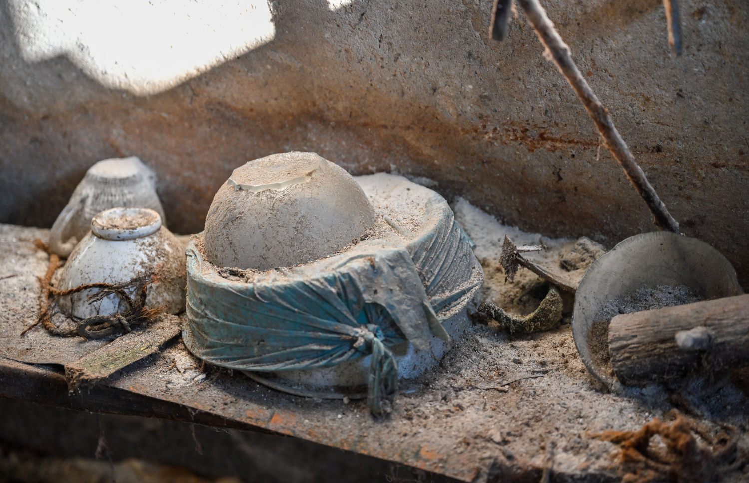 ތަރިޖެހިގޭގެ ބަދިގެ: އަލިބެގެ މަންމަ ބޭނުންކޮށް އުޅުނު ގިނަ ތަކެތި އަދިވެސް އެ ބަދިގޭގައި ހުރިއިރު، މިހާރު އެ ބަދިގެ ބޭނުމެއް ނުކުރޭ.-- ފޮޓޯ: ފަޔާޒު މޫސާ | މިހާރު