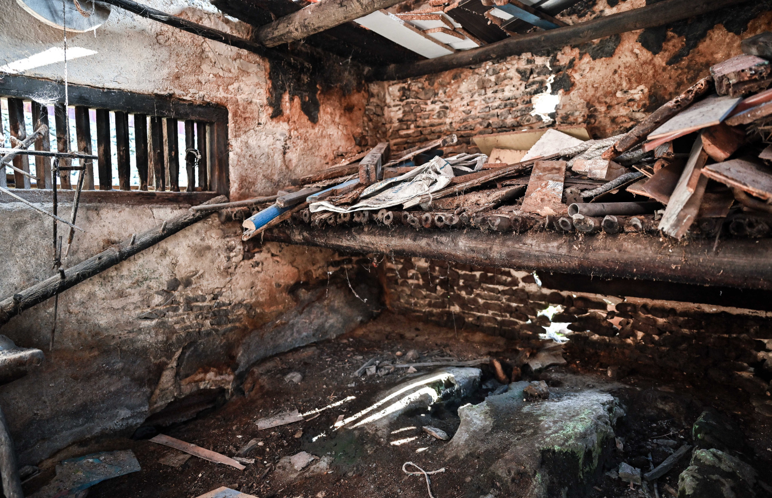 ތަރިޖެހިގޭގެ ބަދިގެ: އަލިބެގެ މަންމަ ބޭނުންކޮށް އުޅުނު ގިނަ ތަކެތި އަދިވެސް އެ ބަދިގޭގައި ހުރިއިރު، މިހާރު އެ ބަދިގެ ބޭނުމެއް ނުކުރޭ.-- ފޮޓޯ: ފަޔާޒު މޫސާ | މިހާރު