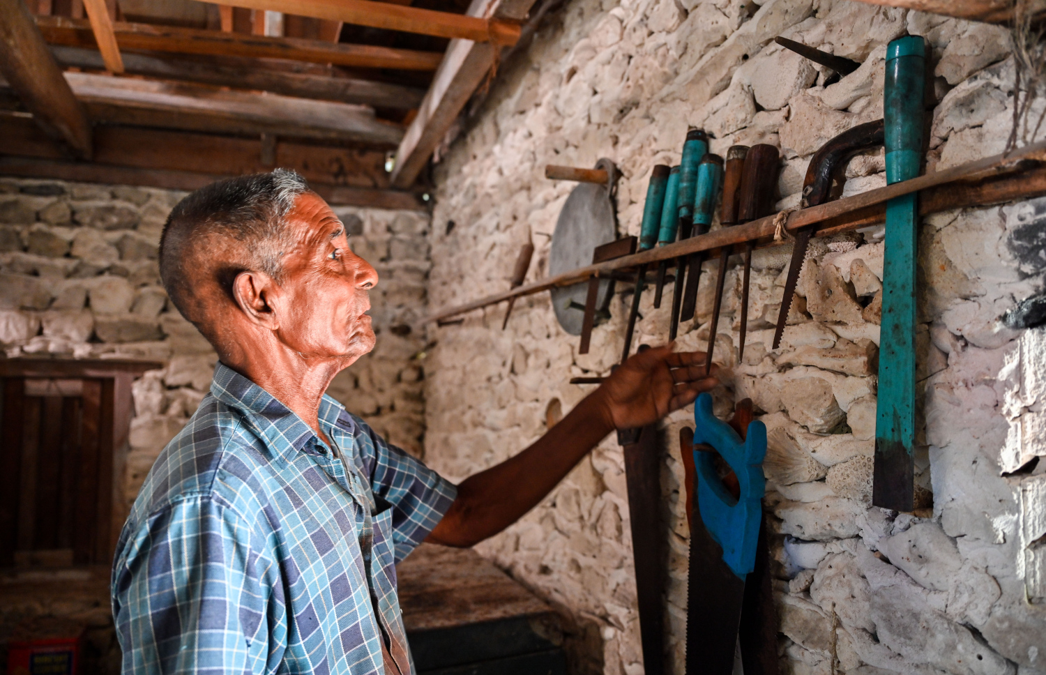 ވަޑާމުގެ އެކި މަސައްކަތްތައް ކުރުމަށް އަލިބެ ބޭނުންކޮށް އުޅޭ ބައެއް ތަކެތި ދައްކާލަނީ: އެ ގެއަށް އަލިބެ މިހާރު ގޮސް އުޅެނީ އެކި މަސައްކަތްތައް ކޮށްލުމަށް.-- ފޮޓޯ: ފަޔާޒު މޫސާ | މިހާރު