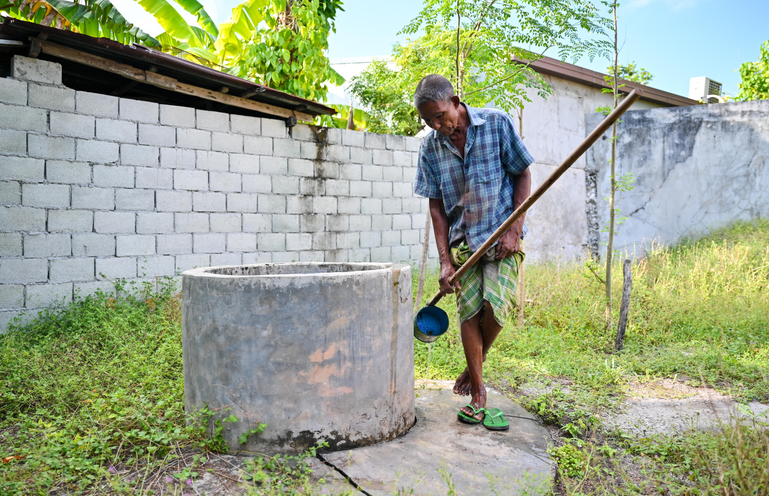 ތަރިޖެހިގޭގެ ފެންވަޅުން އަލިބެ ފައި ދޮންނަނީ: އޭނާ މުޅި ހަޔާތް ވޭތުވެދިޔައީ މައިންބަފައިންގެ ހަނދާންތަކާ އެކު އެ ގޭގައި.-- ފޮޓޯ: ފަޔާޒު މޫސާ | މިހާރު