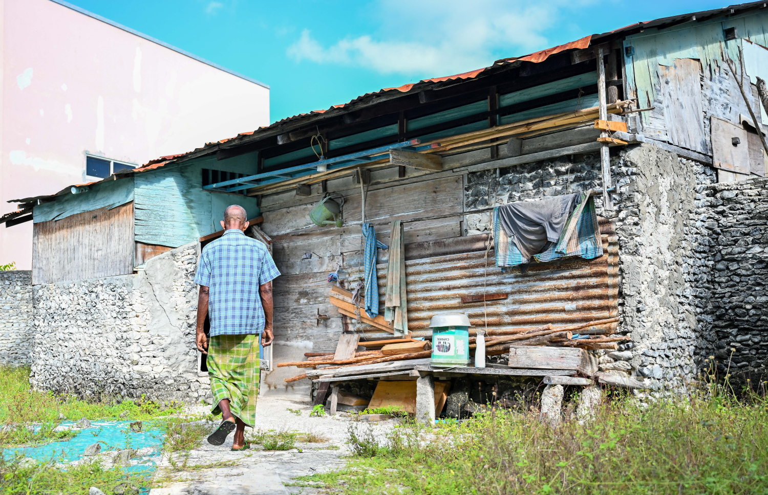 ތަރިޖެހިގެއަށް ވަންނަން އޮންނަ ގޯޅިގަނޑުގެ ތެރެއިން އެ ގޭގެ ތެރެއަށް އަލިބެ ވަދެގެންދަނީ: ސިޓީ ކައުންސިލުން ވަނީ އެ ގެ ހިޔާމަތް ކުރަން ނިންމާފައި.- ފޮޓޯ: ފަޔާޒު މޫސާ | މިހާރު