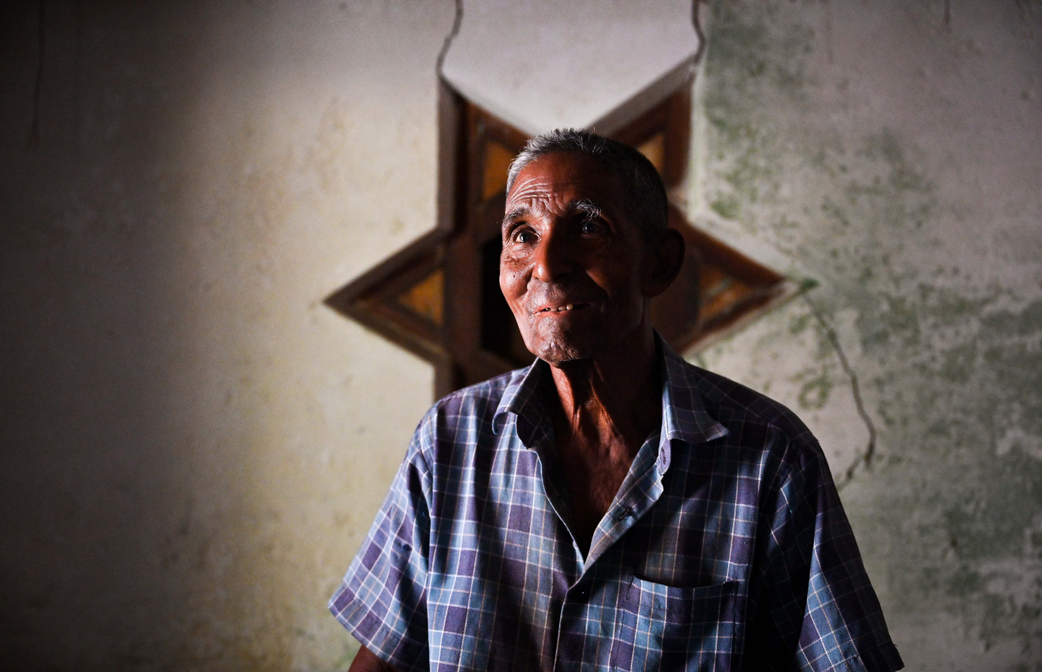 ކުޅުދުއްފުށީ ތަރިޖެހިގޭ އަލިބެ: އެ ގޭގައި އެކަނި ދިރިއުޅެން ޖެހުނު ނަމަވެސް، އަލިބެއަށް އެއީ މައިންބަފައިންގެ ހަނދާންތަކާ އެކު ހިތްހަމަޖެހުން ލިބޭ ކަމެއް.-- ފޮޓޯ: ފަޔާޒު މޫސާ | މިހާރު