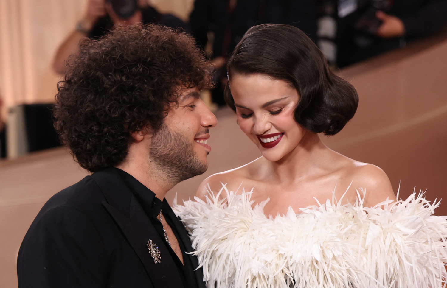 ގޯލްޑެން ގްލޯބްސް 2026: ގޯލްޑެން ގްލޯބްސް އެވޯޑުގެ ރެޑްކާޕެޓުގައި އެމެރިކާގެ އެކްޓްރެސް އަދި ލަވަކިޔުންތެރިޔާ ސެލީނާ ގޯމޭޒް އާއި އޭނާގެ ފިރިމީހާ ބެނީ ބްލާންކޯ.-- ފޮޓޯ: އޭއެފްޕީ