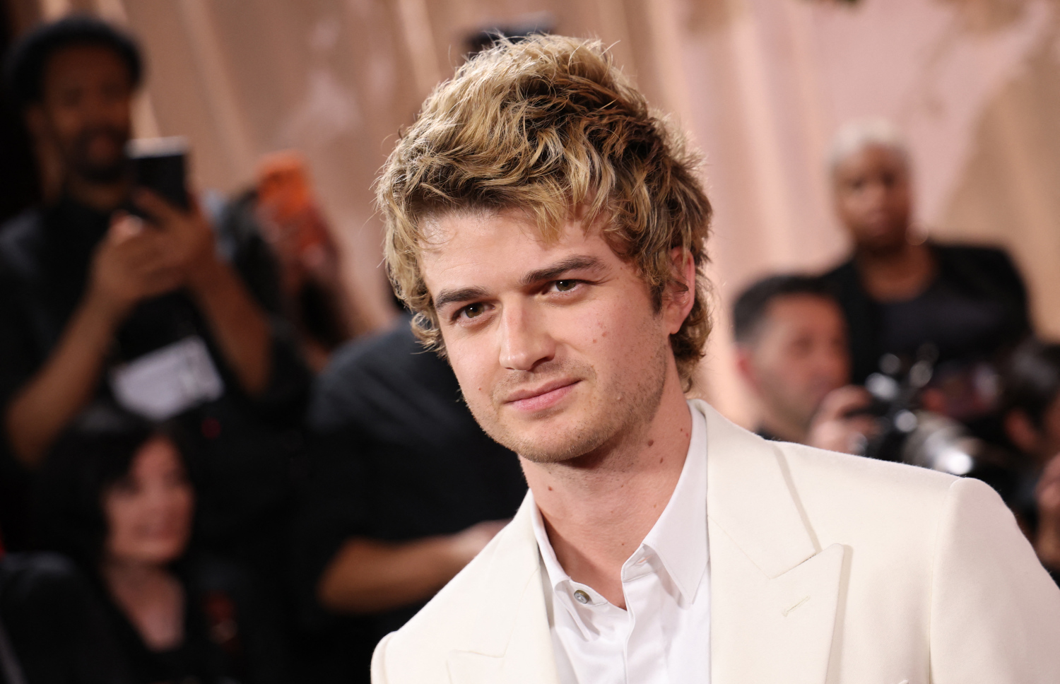 ގޯލްޑެން ގްލޯބްސް 2026: ގޯލްޑެން ގްލޯބްސް އެވޯޑުގެ ރެޑްކާޕެޓުގައި އެމެރިކާގެ އެކްޓަރު އަދި މިއުޒީޝަން ޖޯ ކީރީ.-- ފޮޓޯ: އޭއެފްޕީ