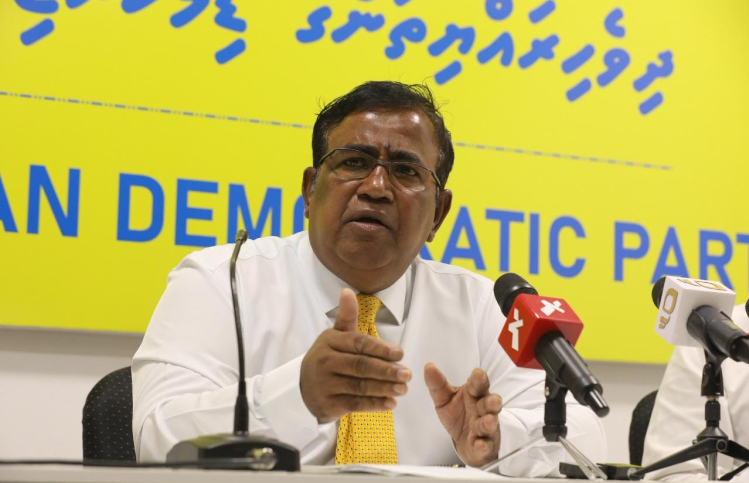 އެމްޑީޕީގެ ވަގުތީ ޗެއާޕާސަން އަބްދުލް ޣަފޫރު މޫސާ ޕްރެސް ކޮންފަރެންސެއްގައި ވާހަކަދައްކަވަނީ. ފޮޓޯ:އެމްޑީޕީ