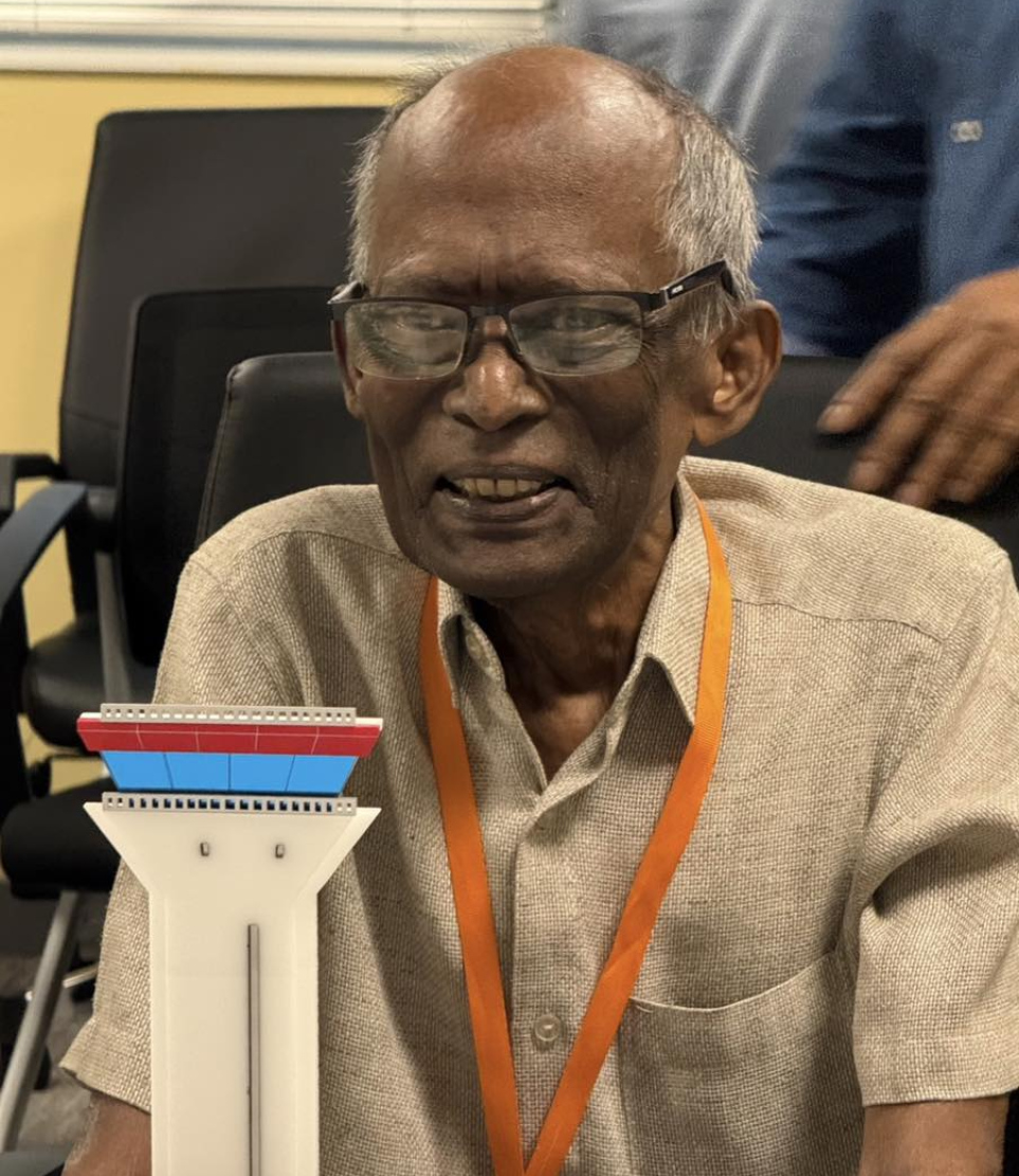 ރާއްޖޭގެ ފުރަތަމަ އެއާ ޓްރެފިކް ކޮންޓްރޯލަރު މުހައްމަދު ނައީމް ހުސައިން.-- ފޮޓޯ: އޭވިއޭޓާސް މޯލްޑިވްސް