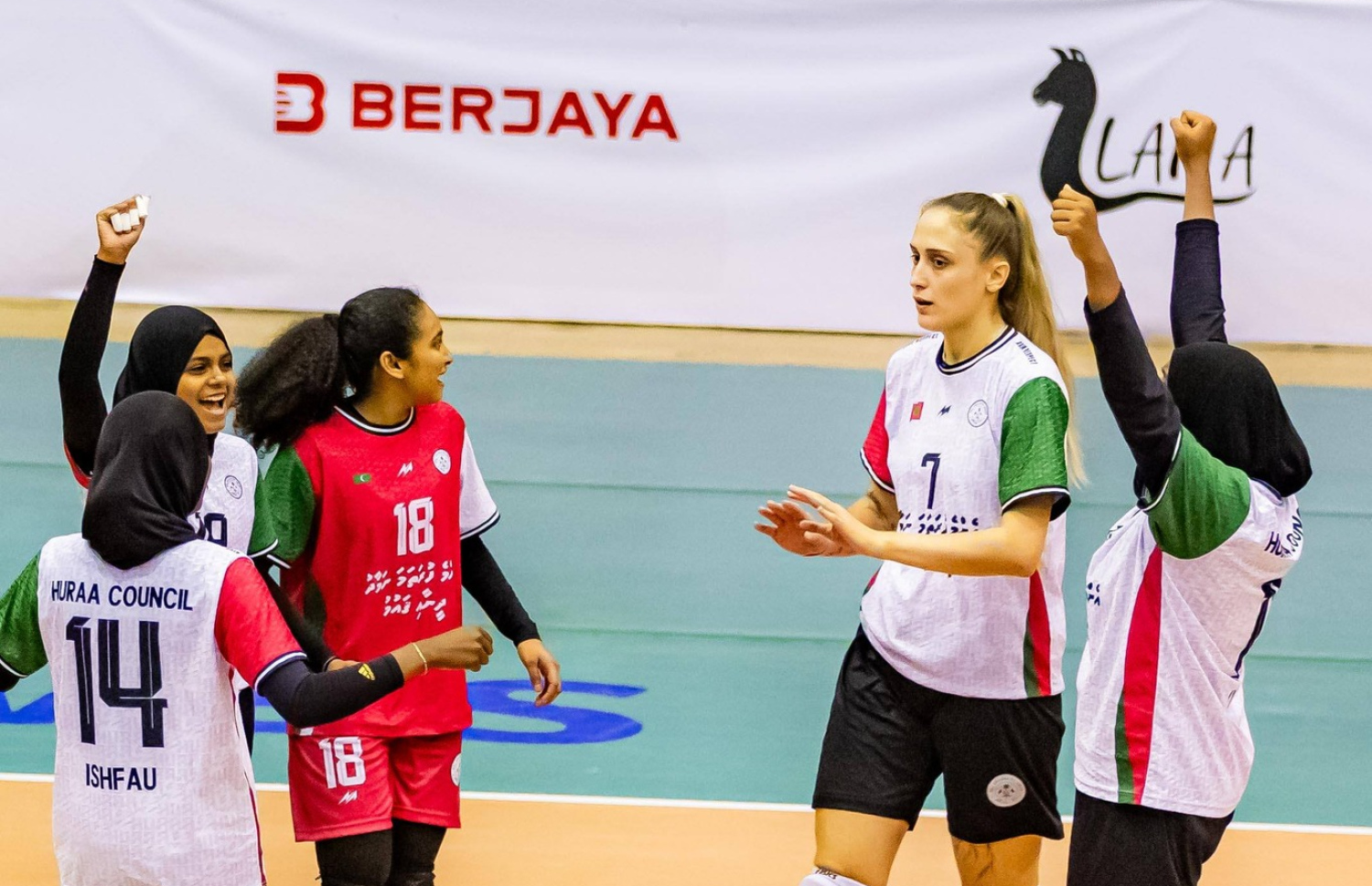 މުބާރާތުގެ ތިންވަނަ ހޯދި ހުރާ ޓީމުގެ ކުޅުންތެރިން، ފުނަދުއާ ދެކޮޅަށް ކުޅުނު މެޗުގައި އުފާފާޅު ކުރަނީ --- ފޮޓޯ: ވީއޭއެމް