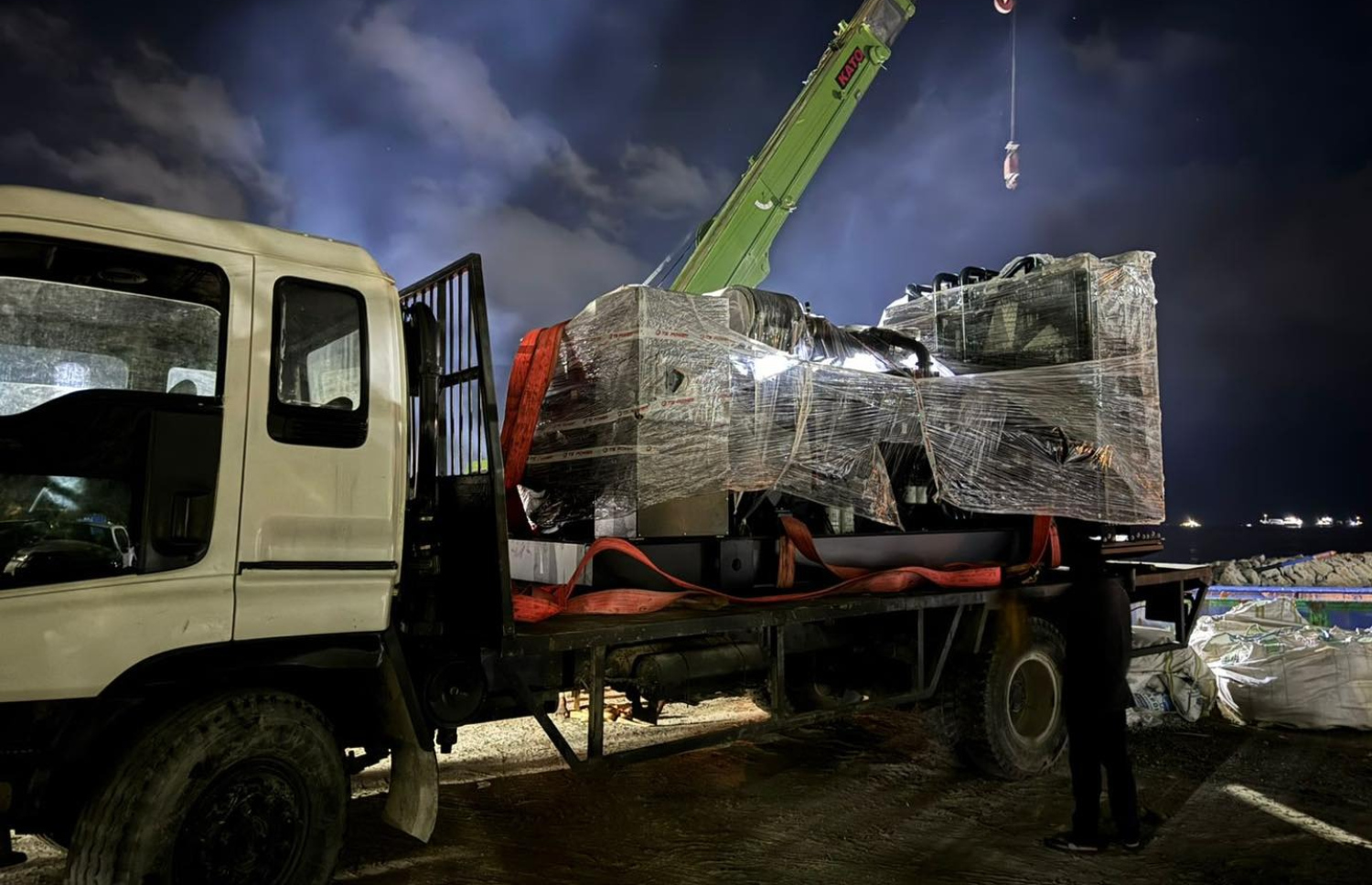 ސްޓެލްކޯއިން ވިލިމާލޭގައި ބެހެއްޓި 1200 ކިލޯވޯޓުގެ ޖެންސެޓް އިންޖީނު ގެ އަށް ގެންދަނީ.-- ފޮޓޯ: ސްޓެލްކޯ