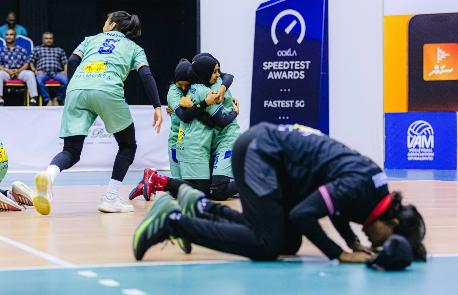 ކާމިޔާބަށް ފަހު އަދީލް ޝުކުރުގެ ސަޖިދައަށް ތިރިވެ --- ފޮޓޯ: ވީއޭއެމް