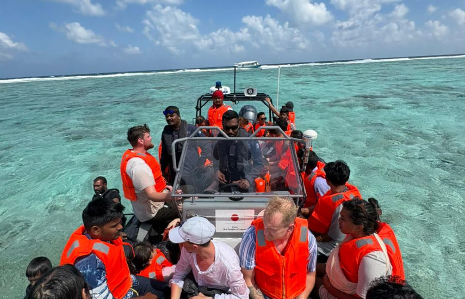 މާފުށި ދޯނި ފެރީން ދަތުރުކުރި މީހުން ފުލުހުންގެ ރެސްކިއު ލޯންޗަށް އަރުވައިގެން ގެންދަނީ.-- ފޮޓޯ: މެރިން ޕޮލިސް