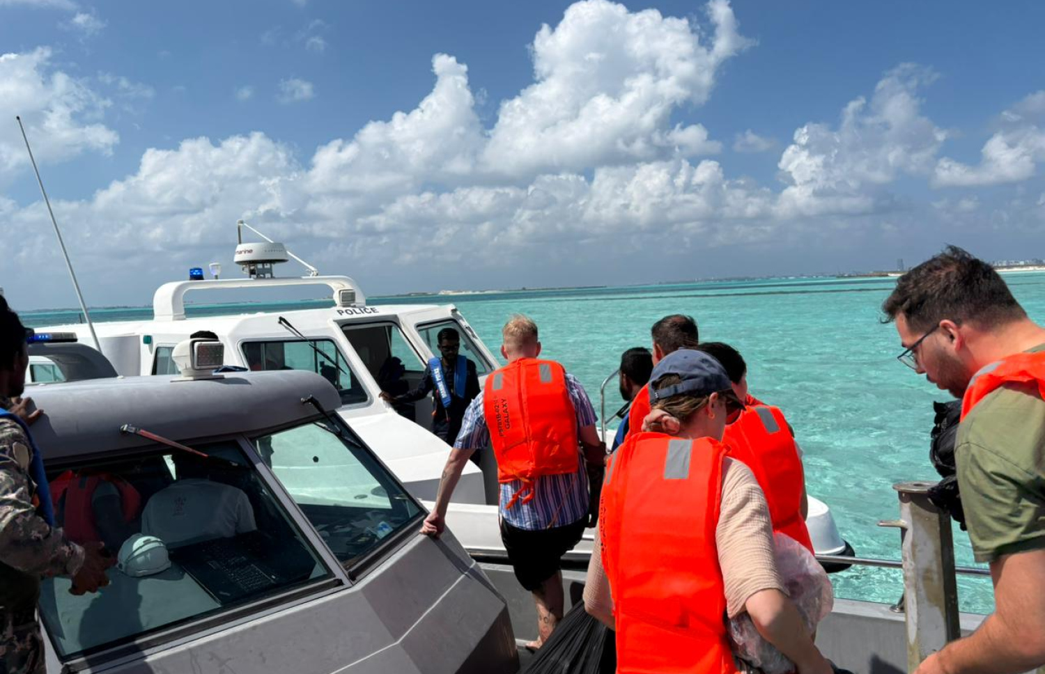 މާފުށި ދޯނި ފެރީން ދަތުރުކުރި މީހުން ފުލުހުންގެ ރެސްކިއު ލޯންޗަށް އަރުވަނީ.-- ފޮޓޯ: މެރިން ޕޮލިސް