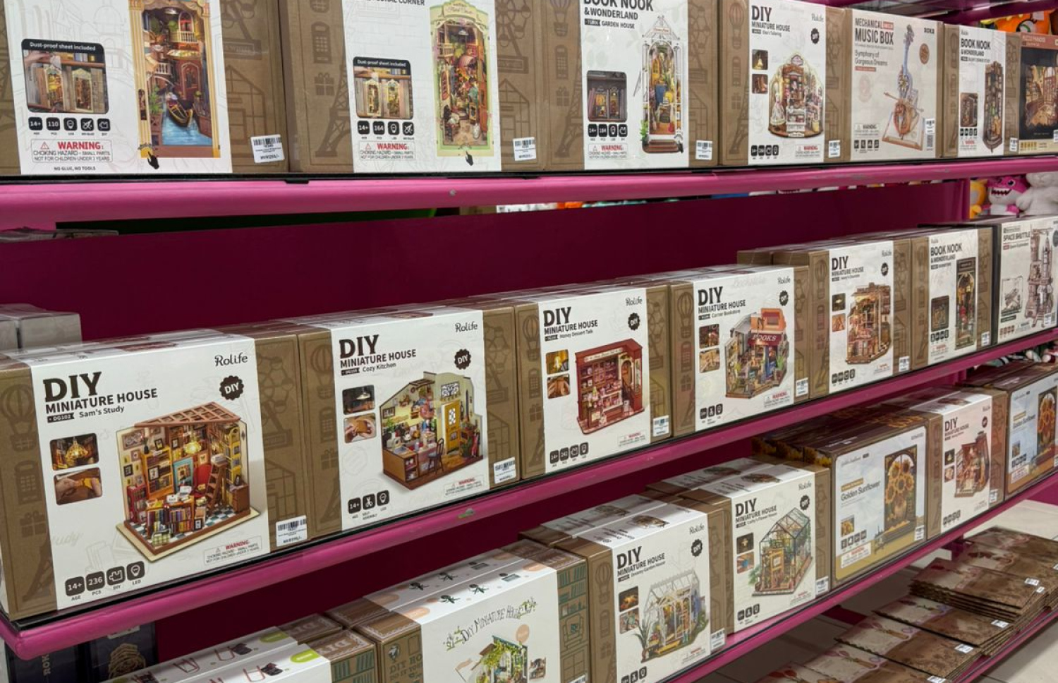 ކޮކީގައި ވިއްކާ ބައެއް ކުޅޭ އެއްޗެހި.