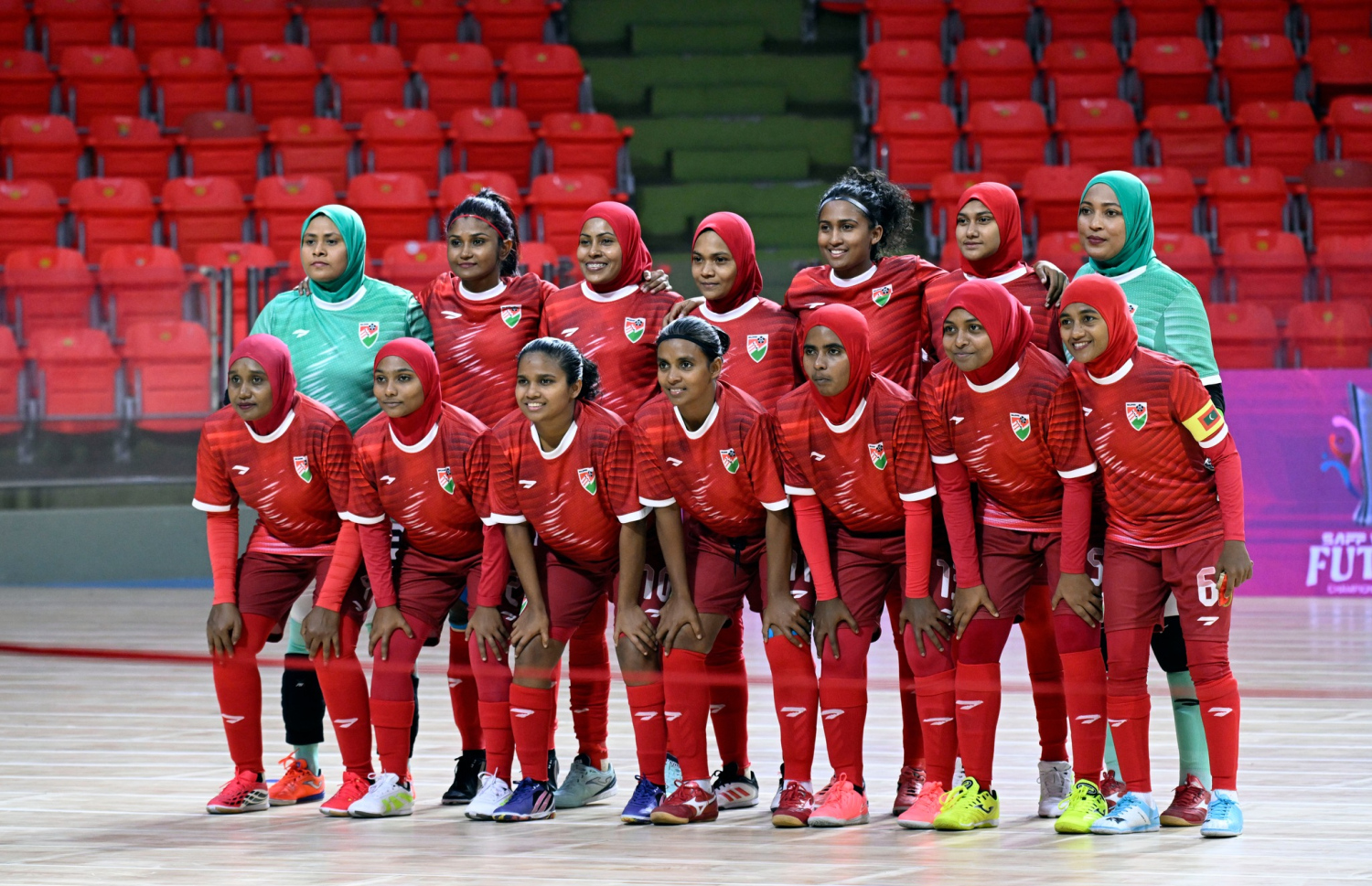 އަންހެން: ފުތްސަލް ޓީމު: މިއަދު ނޭޕާލާ ދެކޮޅަށް ނުކުތުމުގެ ކުރިން ފޮޓޯއަކަށް ހުއްޓިލައިގެން --- ފޮޓޯ: ސާފް