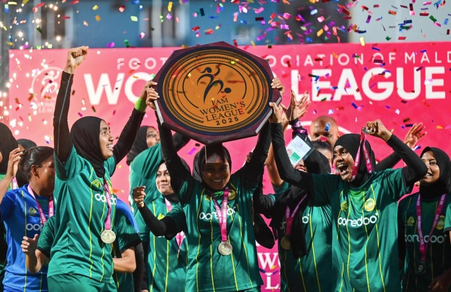 އެފްއޭއެމުން މިފަހަރު ބޭއްވި އަންހެން ފުޓްބޯޅަ ލީގުގެ ޗެމްޕިއަންކަން ހޯދި މާޒިޔާގެ ޓީމު: އެއީ 10 އަހަރަށް ފަހު އަންހެން ފުޓްބޯޅައިގެ ގައުމީ ފެންވަރުގެ ފުރަތަމަ މުބާރާތް --- ފޮޓޯ: ފަޔާޒު މޫސާ | މިހާރު