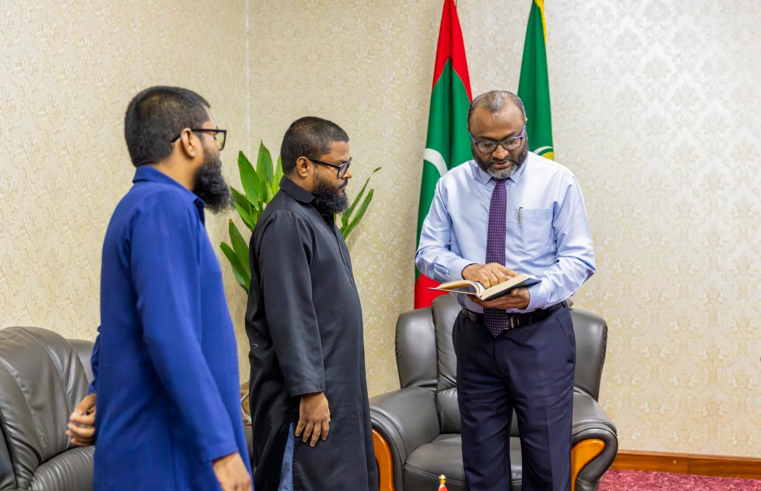 ހަސަން ސިނާން އާއި ހުސެން އިސްލާމިކް މިނިސްޓަރު ޑރ. މުހައްމަދު ޝަހީމްއާ ބައްދަލުކުރައްވަނީ.-- ފޮޓޯ: އިސްލާމިކް މިނިސްޓްރީ