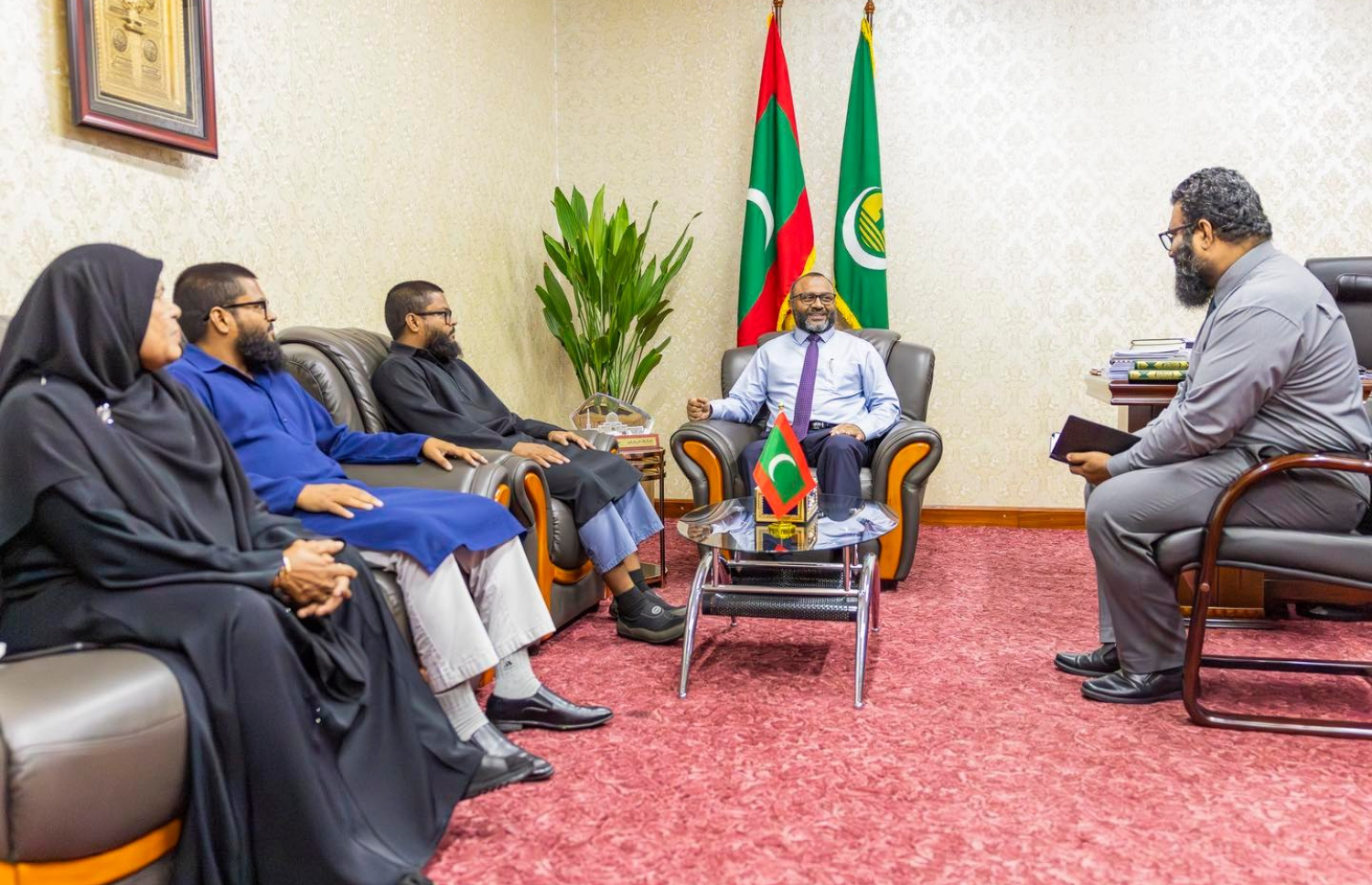 ހަސަން ސިނާން އާއި ހުސެން އަދި މަންމަ، އިސްލާމިކް މިނިސްޓަރު ޑރ. މުހައްމަދު ޝަހީމްއާ ބައްދަލުކުރައްވަނީ.-- ފޮޓޯ: އިސްލާމިކް މިނިސްޓްރީ