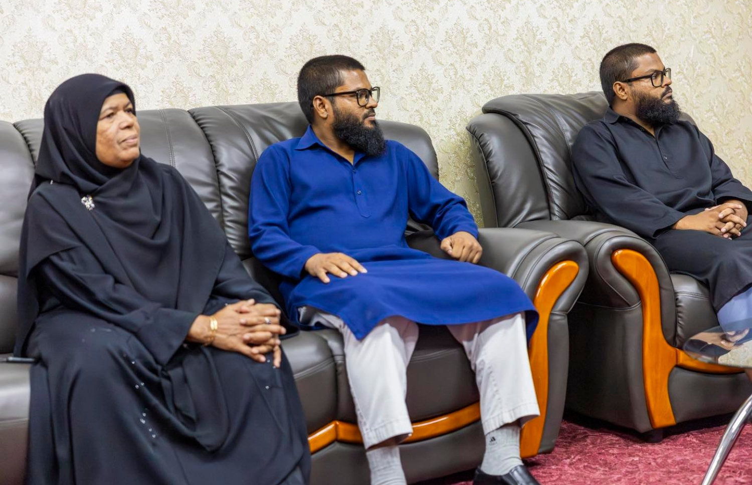 ހަސަން ސިނާން އާއި ހުސެން ޝިފާން މަންމައާއެކު.-- ފޮޓޯ: އިސްލާމިކް މިނިސްޓްރީ