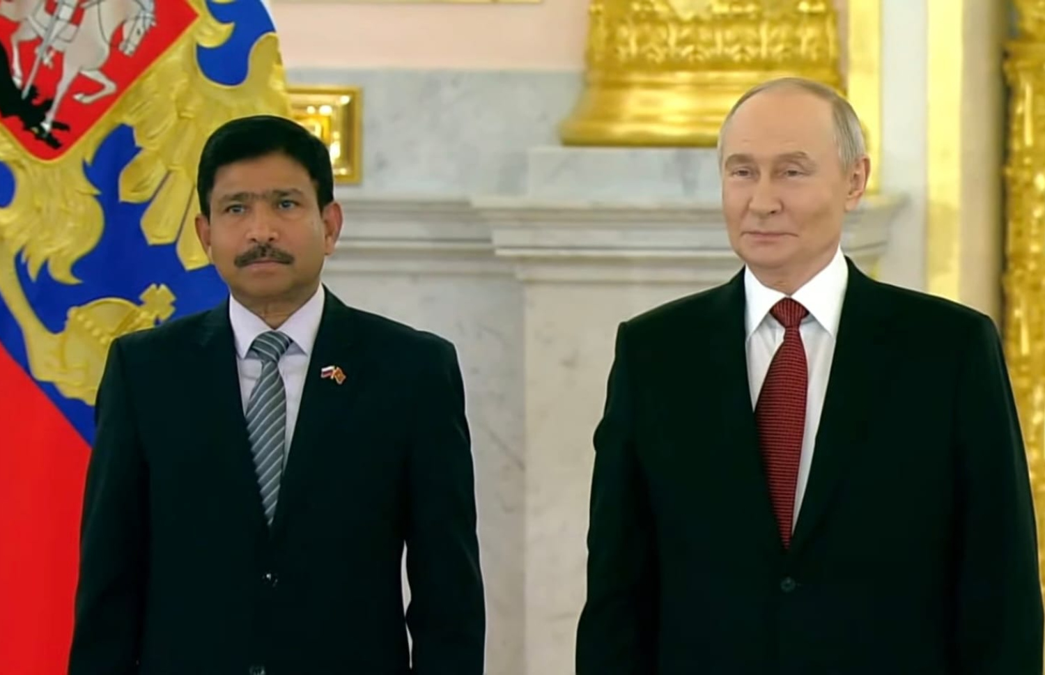 ސަފީރު އަބްދުއްރަހީމް، ރަޝިއާގެ ރައީސް ޕުޓިންއަށް ފަތްކޮޅު އަރުވަނީ. --ފޮޓޯ: ފޮރިން މިނިސްޓްރީ