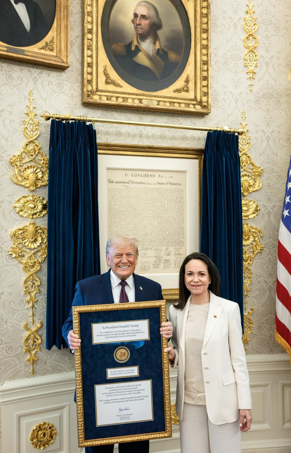 ވެނެޒުއޭލާގެ އިދިކޮޅު ލީޑަރު މާރިއާ ކޮރީނާ މަޗާޑޯއަށް ލިވަޑައިގަތް ނޮބެލްގެ ސުލްހައިގެ އިނާމު އެމެރިކާގެ ރައީސް ޑޮނަލްޑް ޓްރަމްޕަށް ހަދިޔާކުރައްވަނީ.