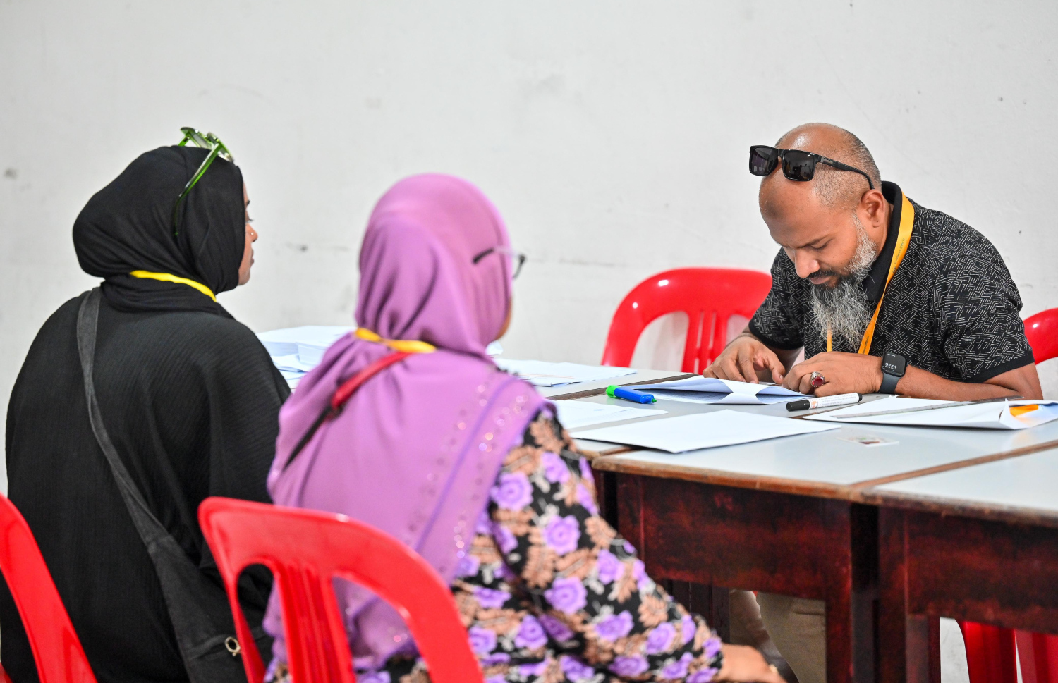 ކައުންސިލް އިންތިހާބަށް ކެންޑިޑޭޓުން ކަނޑައެޅުމަށް އެމްޑީޕީން ބާއްވާ ޕްރައިމަރީގެ ތެރެއިން - ފޮޓޯ: ފަޔާޒު މޫސާ | މިހާރު