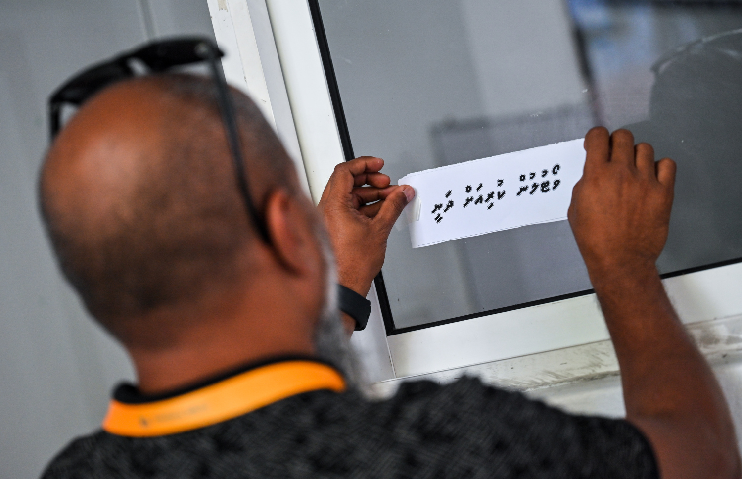 އެޕްރީލް މަހުގެ ހަތަރު ވަނަ ދުވަހު ބާއްވާ ލޯކަލް ކައުންސިލް އިންތިހާބާއި އަންހެނުންގެ ކޮމެޓީތަކުގެ އިންތިހާބުގައި އިދިކޮޅު އެމްޑީޕީގެ ފަރާތުން ވާދަކުރާނެ ކެންޑިޑޭޓުން ހޮވުމަށް ބާއްވާ ޕްރައިމަރީގެ ވޯޓުލުން ފެށިކަން އެންގުމުގެ ގޮތުން ލިޔުން ކޮޅެއް ހަރުކުރަނީ -- ފޮޓޯ: ފަޔާޒު މޫސާ | މިހާރު