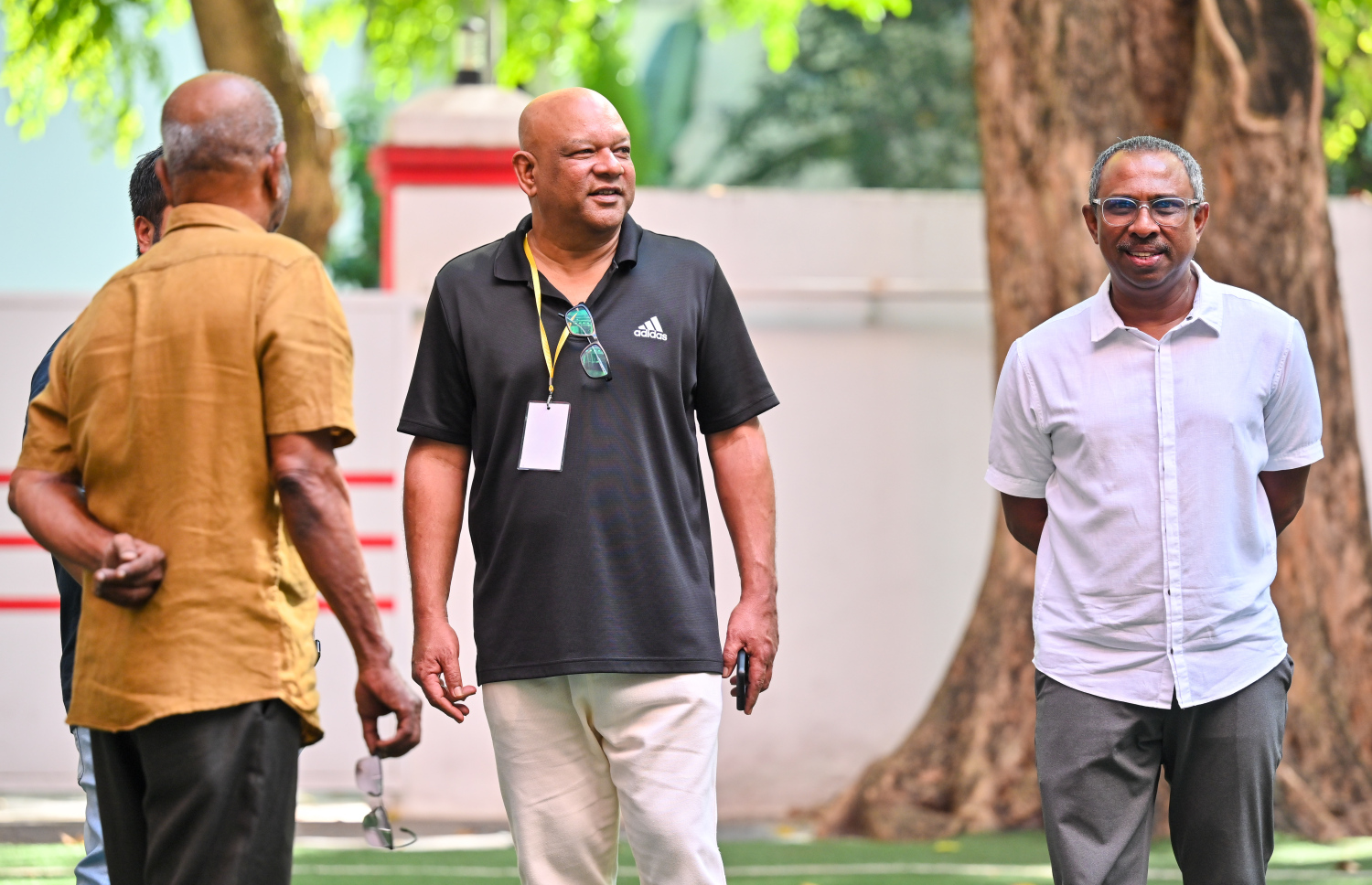 އެޕްރީލް މަހުގެ ހަތަރު ވަނަ ދުވަހު ބާއްވާ ލޯކަލް ކައުންސިލް އިންތިހާބާއި އަންހެނުންގެ ކޮމެޓީތަކުގެ އިންތިހާބުގައި އިދިކޮޅު އެމްޑީޕީގެ ފަރާތުން ވާދަކުރާނެ ކެންޑިޑޭޓުން ހޮވުމަށް ބާއްވާ ޕްރައިމަރީގައި، މޭޔަރުކަމުގެ ޓިކެޓަށް ވާދަކުރައްވާ އަލީ އާޒިމް ވޯޓު ދެއްވުމަށް މަޖީދިއްޔާ ސްކޫލް ހޯލުގައި. -- ފޮޓޯ: ފަޔާޒު މޫސާ | މިހާރު