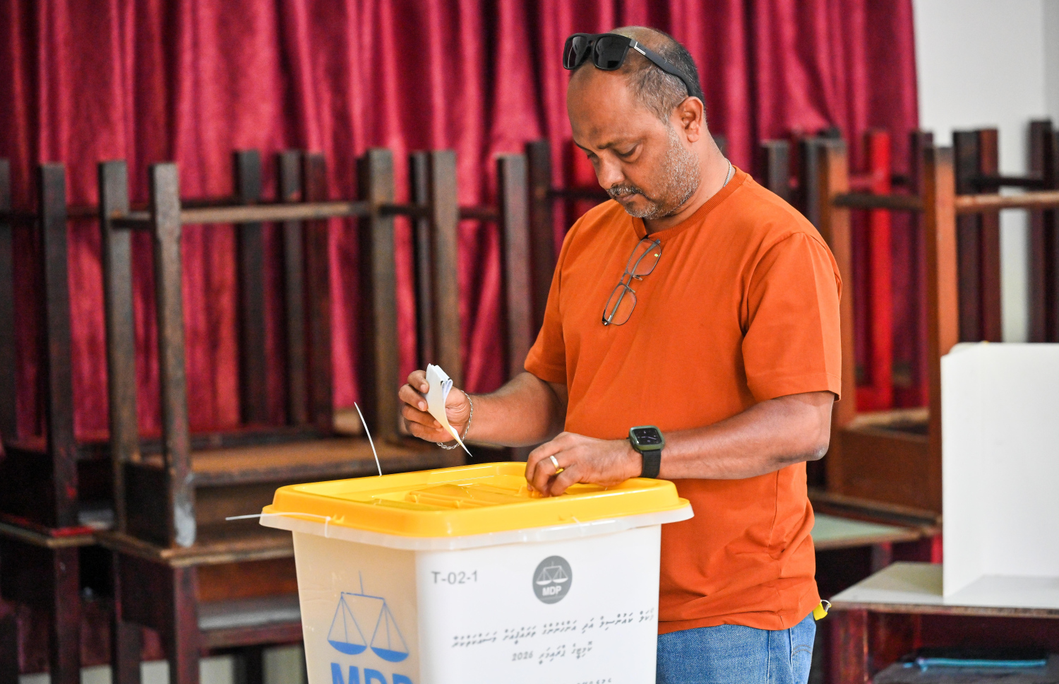 ލޯކަލް ކައުންސިލް އިންތިހާބުގައި އެމްޑީޕީގެ ފަރާތުން ވާދަކުރާނެ ކެންޑިޑޭޓުން ހޮވުމަށް ބާއްވާ ޕްރައިމަރީގެ ވޯޓުލުން ކުރިއަށް ދަނީ -- ފޮޓޯ: ފަޔާޒު މޫސާ | މިހާރު