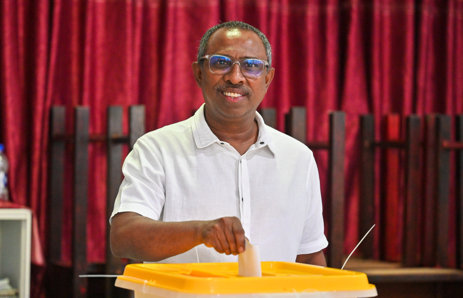 އެޕްރީލް މަހުގެ ހަތަރު ވަނަ ދުވަހު ބާއްވާ ލޯކަލް ކައުންސިލް އިންތިހާބާއި އަންހެނުންގެ ކޮމެޓީތަކުގެ އިންތިހާބުގައި އިދިކޮޅު އެމްޑީޕީގެ ފަރާތުން ވާދަކުރާނެ ކެންޑިޑޭޓުން ހޮވުމަށް ބާއްވާ ޕްރައިމަރީގައި، މޭޔަރުކަމުގެ ޓިކެޓަށް ވާދަކުރައްވާ އަލީ އާޒިމް ވޯޓު ދެއްވަނީ. -- ފޮޓޯ: ފަޔާޒު މޫސާ | މިހާރު