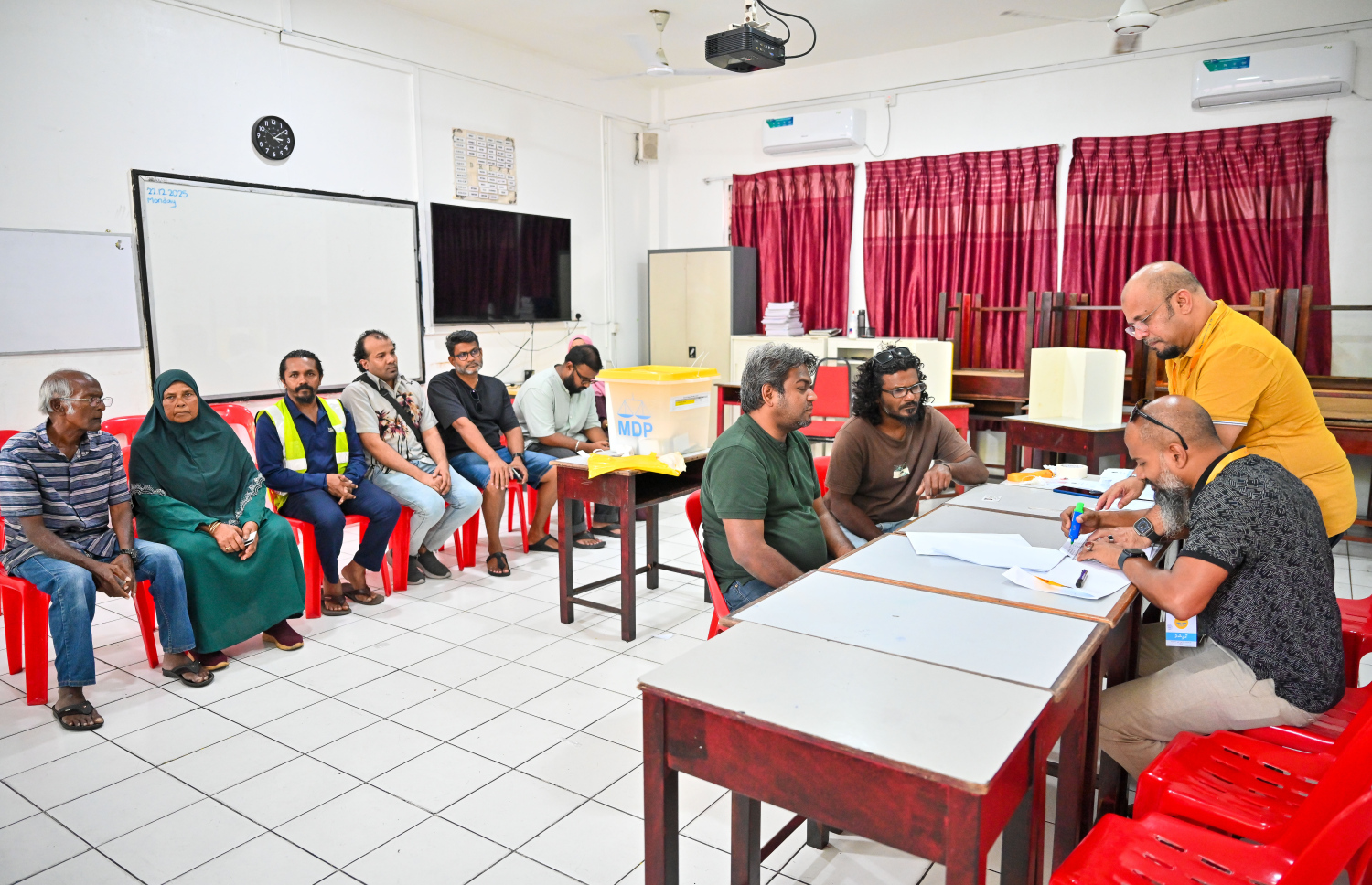 ލޯކަލް ކައުންސިލް އިންތިހާބުގައި އެމްޑީޕީގެ ފަރާތުން ވާދަކުރާނެ ކެންޑިޑޭޓުން ހޮވުމަށް ބާއްވާ ޕްރައިމަރީގެ ވޯޓުލުން ކުރިއަށް ދަނީ -- ފޮޓޯ: ފަޔާޒު މޫސާ | މިހާރު