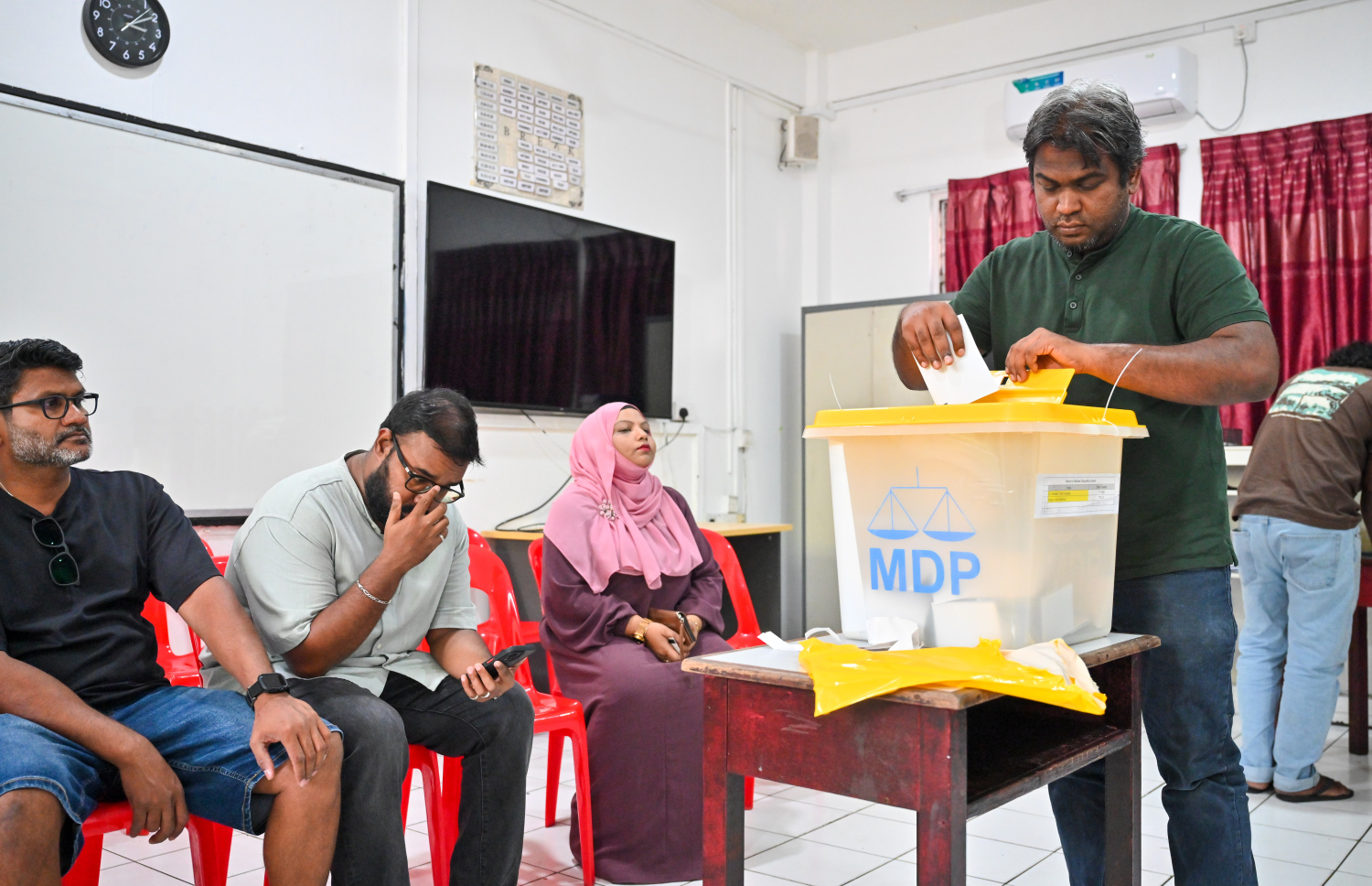 ލޯކަލް ކައުންސިލް އިންތިހާބުގައި އެމްޑީޕީގެ ފަރާތުން ވާދަކުރާނެ ކެންޑިޑޭޓުން ހޮވުމަށް ބާއްވާ ޕްރައިމަރީގެ ވޯޓުލުން ކުރިއަށް ދަނީ -- ފޮޓޯ: ފަޔާޒު މޫސާ | މިހާރު