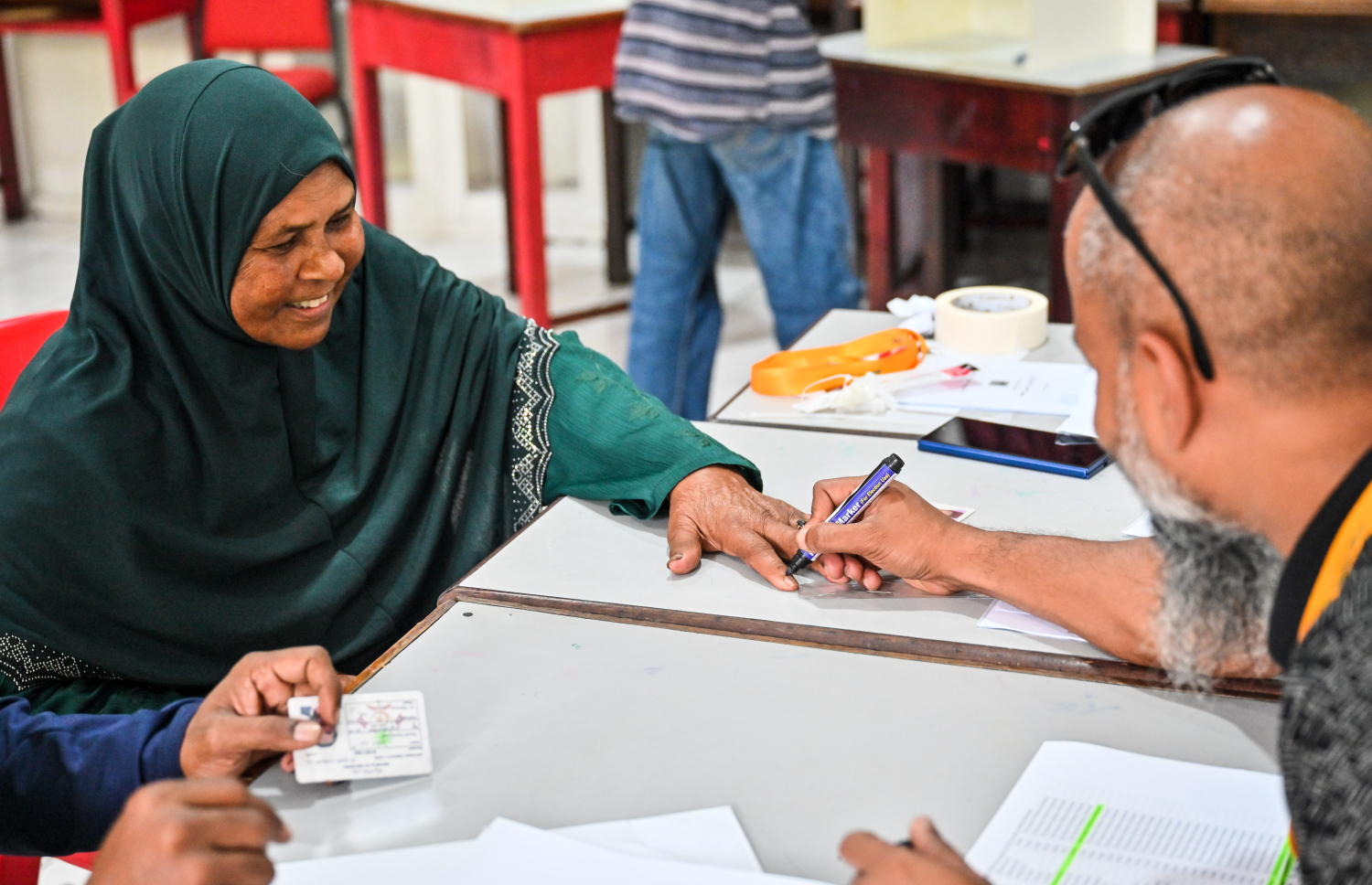 ލޯކަލް ކައުންސިލް އިންތިހާބުގައި އެމްޑީޕީގެ ފަރާތުން ވާދަކުރާނެ ކެންޑިޑޭޓުން ހޮވުމަށް ބާއްވާ ޕްރައިމަރީގެ ވޯޓުލުން ކުރިއަށް ދަނީ -- ފޮޓޯ: ފަޔާޒު މޫސާ | މިހާރު
