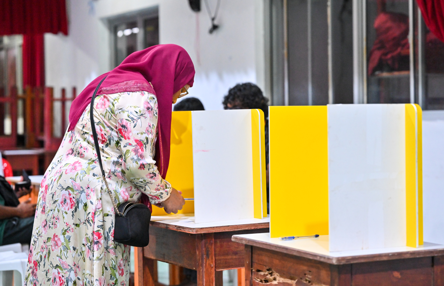 ލޯކަލް ކައުންސިލް އިންތިހާބުގައި އެމްޑީޕީގެ ފަރާތުން ވާދަކުރާނެ ކެންޑިޑޭޓުން ހޮވުމަށް ބާއްވާ ޕްރައިމަރީގެ ވޯޓުލުން ކުރިއަށް ދަނީ -- ފޮޓޯ: ފަޔާޒު މޫސާ | މިހާރު