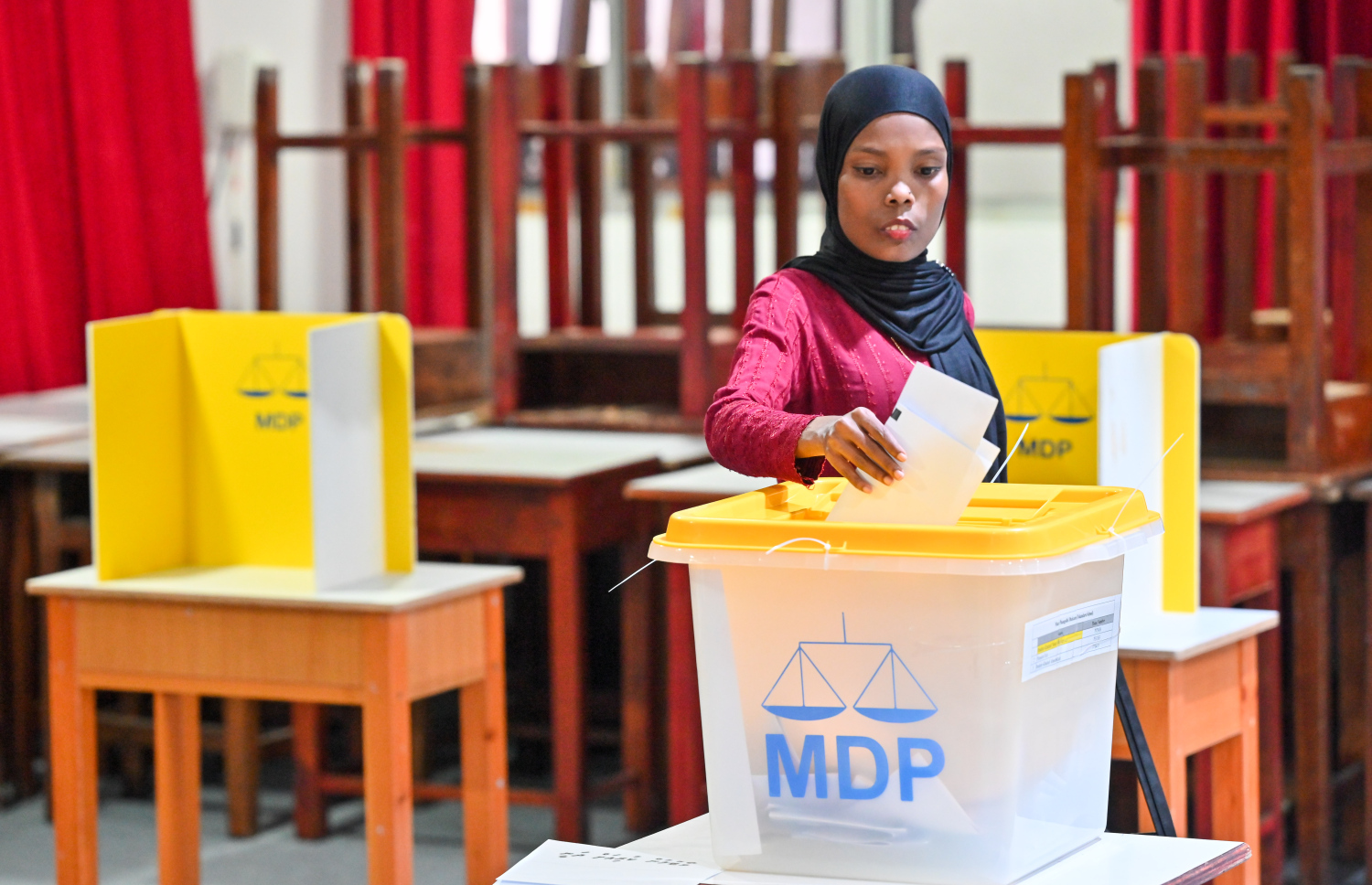 ލޯކަލް ކައުންސިލް އިންތިހާބުގައި އެމްޑީޕީގެ ފަރާތުން ވާދަކުރާނެ ކެނޑިޑޭޓުން ހޮވުމަށް ބާއްވާ ޕްރައިމަރީގެ ވޯޓުލުން ކުރިއަށް ދަނީ -- ފޮޓޯ: ފަޔާޒު މޫސާ | މިހާރު