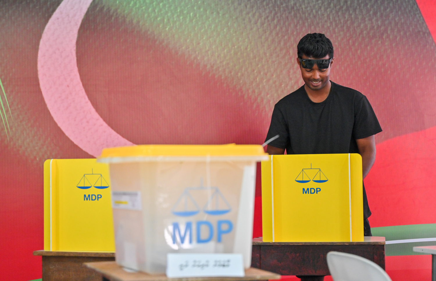 ލޯކަލް ކައުންސިލް އިންތިހާބުގައި އެމްޑީޕީގެ ފަރާތުން ވާދަކުރާނެ ކެންޑިޑޭޓުން ހޮވުމަށް ބާއްވާ ޕްރައިމަރީގެ ވޯޓުލުން ކުރިއަށް ދަނީ -- ފޮޓޯ: ފަޔާޒު މޫސާ | މިހާރު