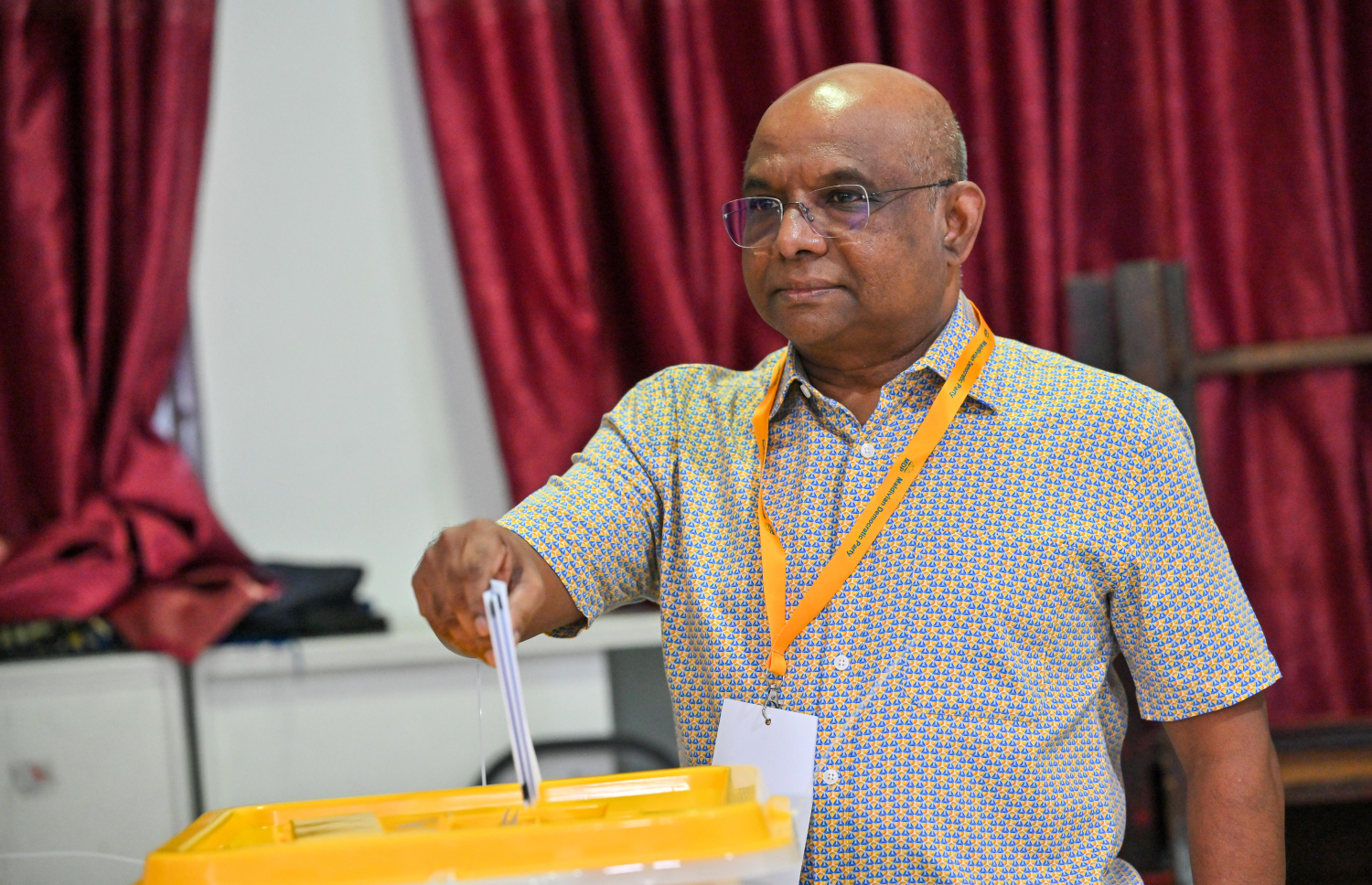 ލޯކަލް ކައުންސިލް އިންތިހާބުގައި އެމްޑީޕީގެ ފަރާތުން ވާދަކުރާނެ ކެންޑިޑޭޓުން ހޮވުމަށް ބާއްވާ ޕްރައިމަރީގައި ޕާޓީގެ ރައީސް އަބްދުﷲ ޝާހިދު ވޯޓް ދެއްވަނީ. -- ފޮޓޯ: ފަޔާޒު މޫސާ | މިހާރު