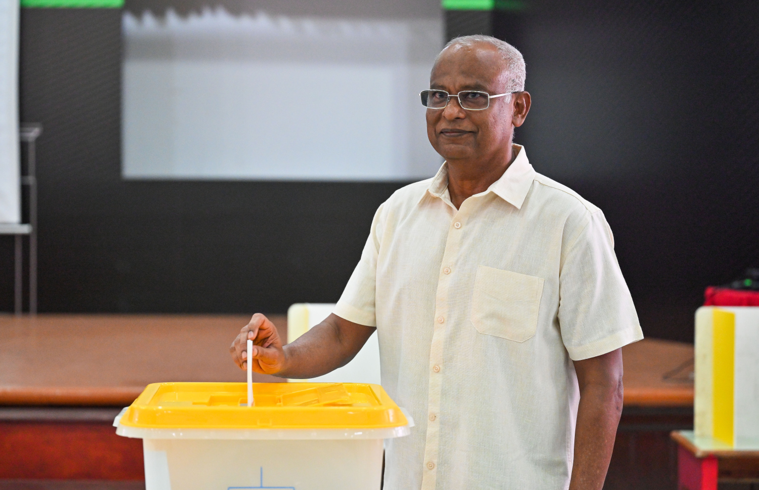 އެމްޑީޕީގެ ޕްރައިމަރީގައި ކުރީގެ ރައީސް އިބްރާހިމް މުހައްމަދު ސޯލިހް މިއަދު ވޯޓުލައްވަނީ: ޕްރައިމަރީއަށްފަހު ޕާޓީ ބައިބައިނުވާން އެމަނިކުފާނު ގޮވާލެއްވި. --- މިހާރު ފޮޓޯ/ފަޔާޒް މޫސާ