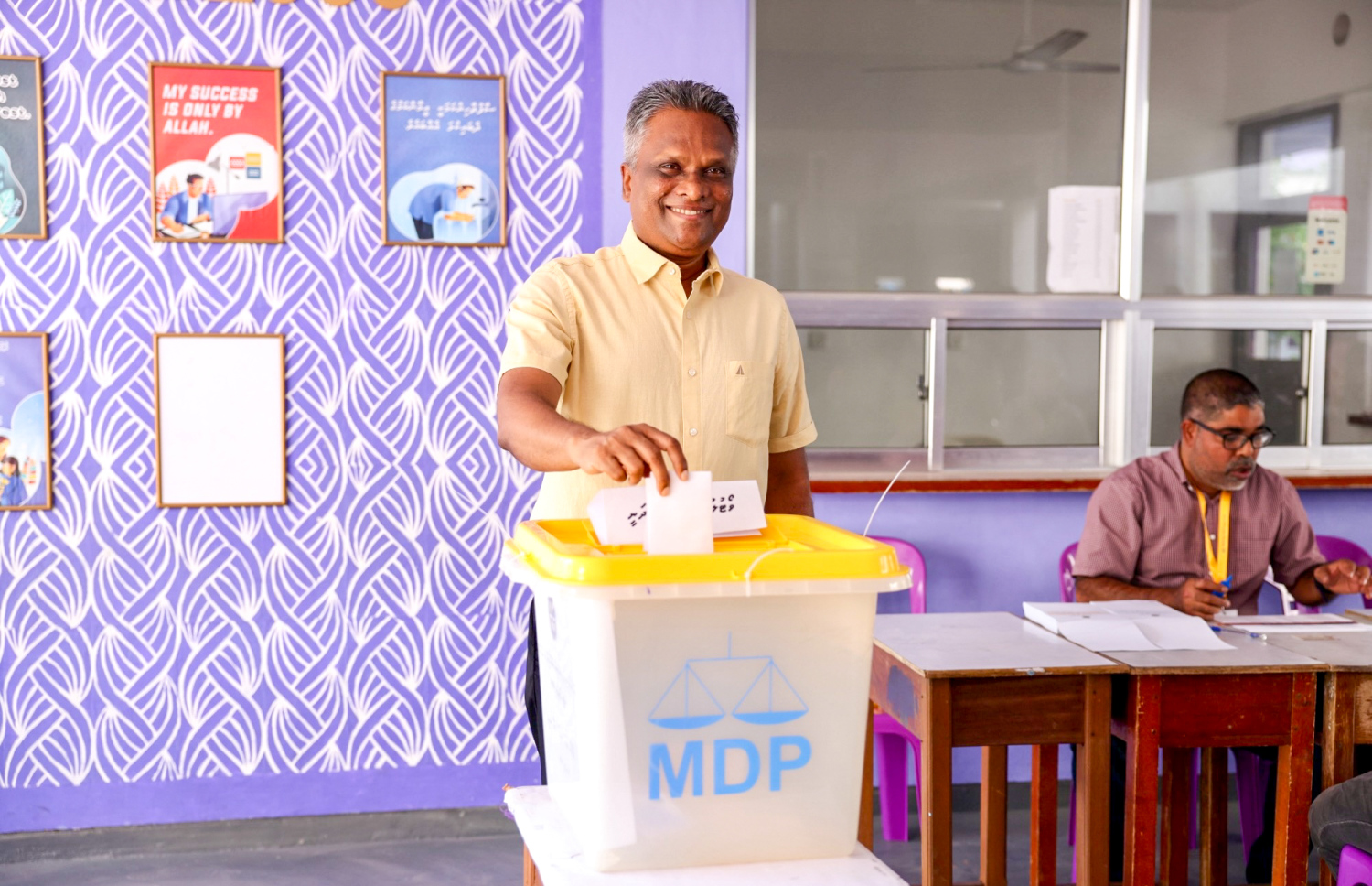 އެޕްރީލް މަހުގެ ހަތަރު ވަނަ ދުވަހު ބާއްވާ ލޯކަލް ކައުންސިލް އިންތިހާބާއި އަންހެނުންގެ ކޮމެޓީތަކުގެ އިންތިހާބުގައި އިދިކޮޅު އެމްޑީޕީގެ ފަރާތުން ވާދަކުރާނެ ކެންޑިޑޭޓުން ހޮވުމަށް ބާއްވާ ޕްރައިމަރީގައި، މާލޭގެ މޭޔަރު އާދަމް އާޒިމް ވޯޓް ދެއްވަނީ. އާދަމް އާޒިމްއާ މި ޕްރައިމަރީގައި ވާދަކުރަނީ އަލީ އާޒިމް -- ފޮޓޯ: ފަޔާޒު މޫސާ | މިހާރު